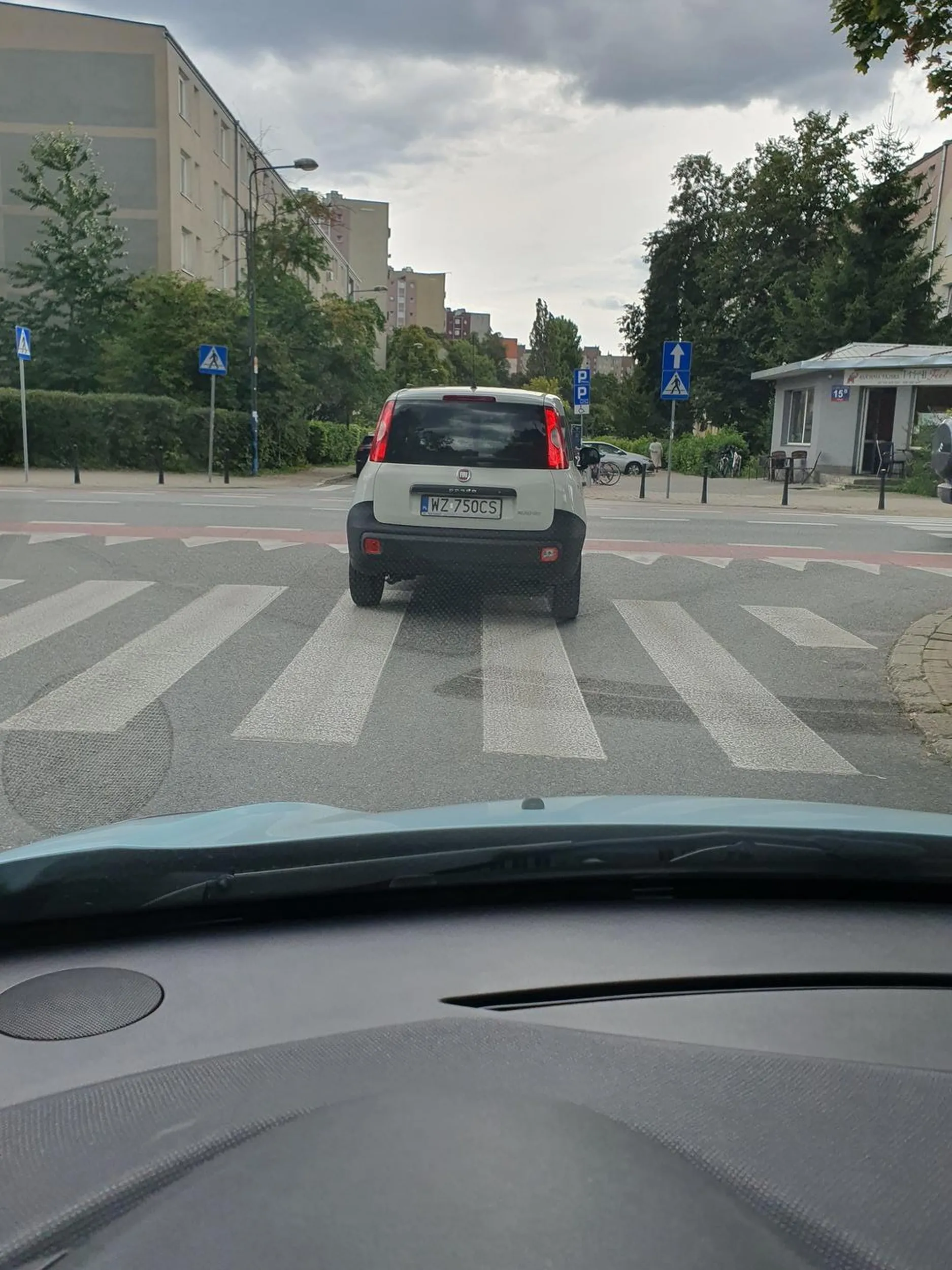 Bardzo chamski kierowca. Trąbił na mnie, wyzywał, a na koniec opluł mi szybę w aucie. Obcokrajowiec, kiepsko mówił po polsku. Pewnie dostawca jedzenia.