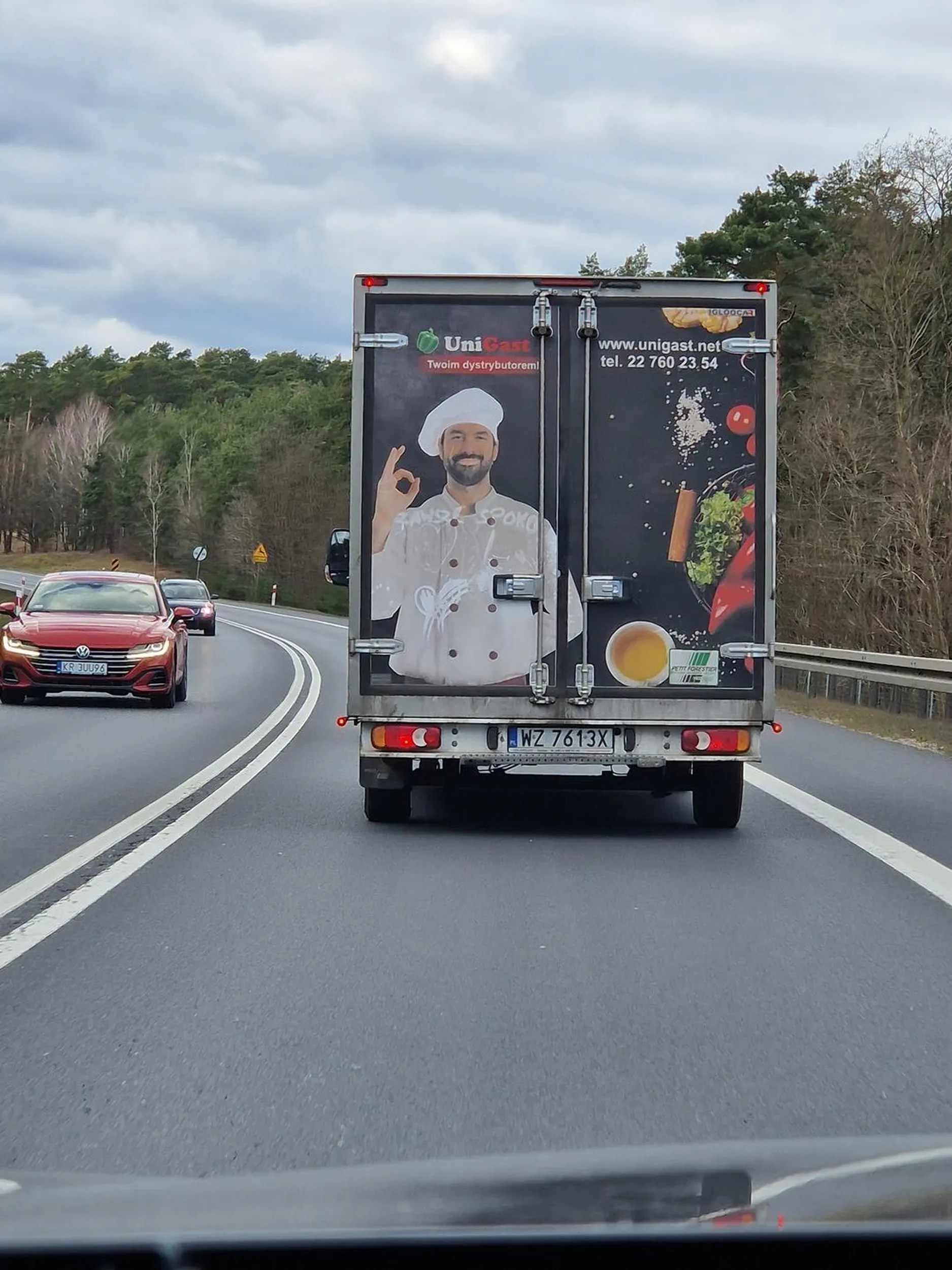 Uwaga na niego!!! Zajeżdża drogę w trakcie wyprzedzania, jeździ bardzo agresywnie.
