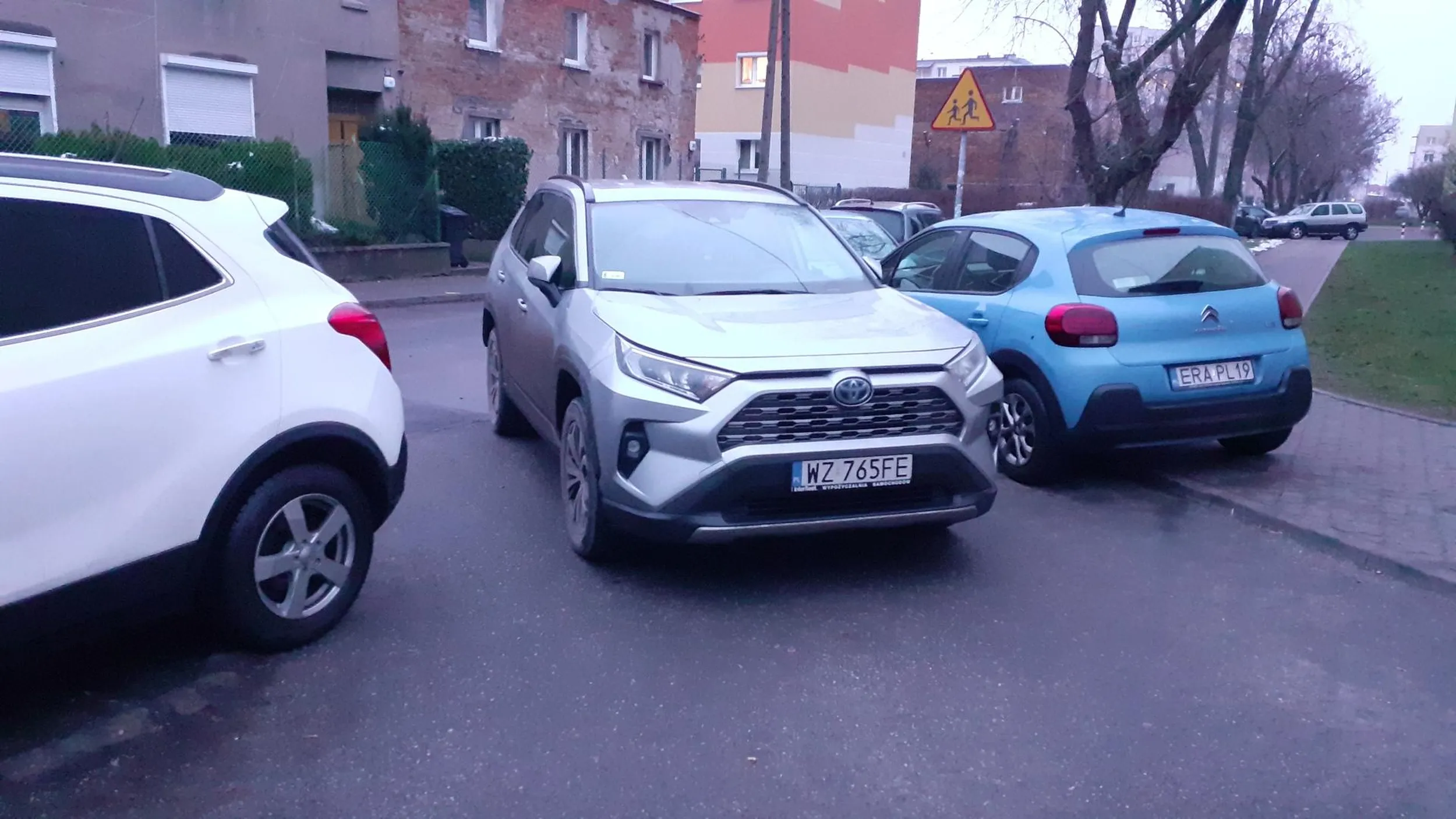 Zablokowal wyjazd i poszedl sobie do domu, mimo że widzial wyjeżdzający samochód