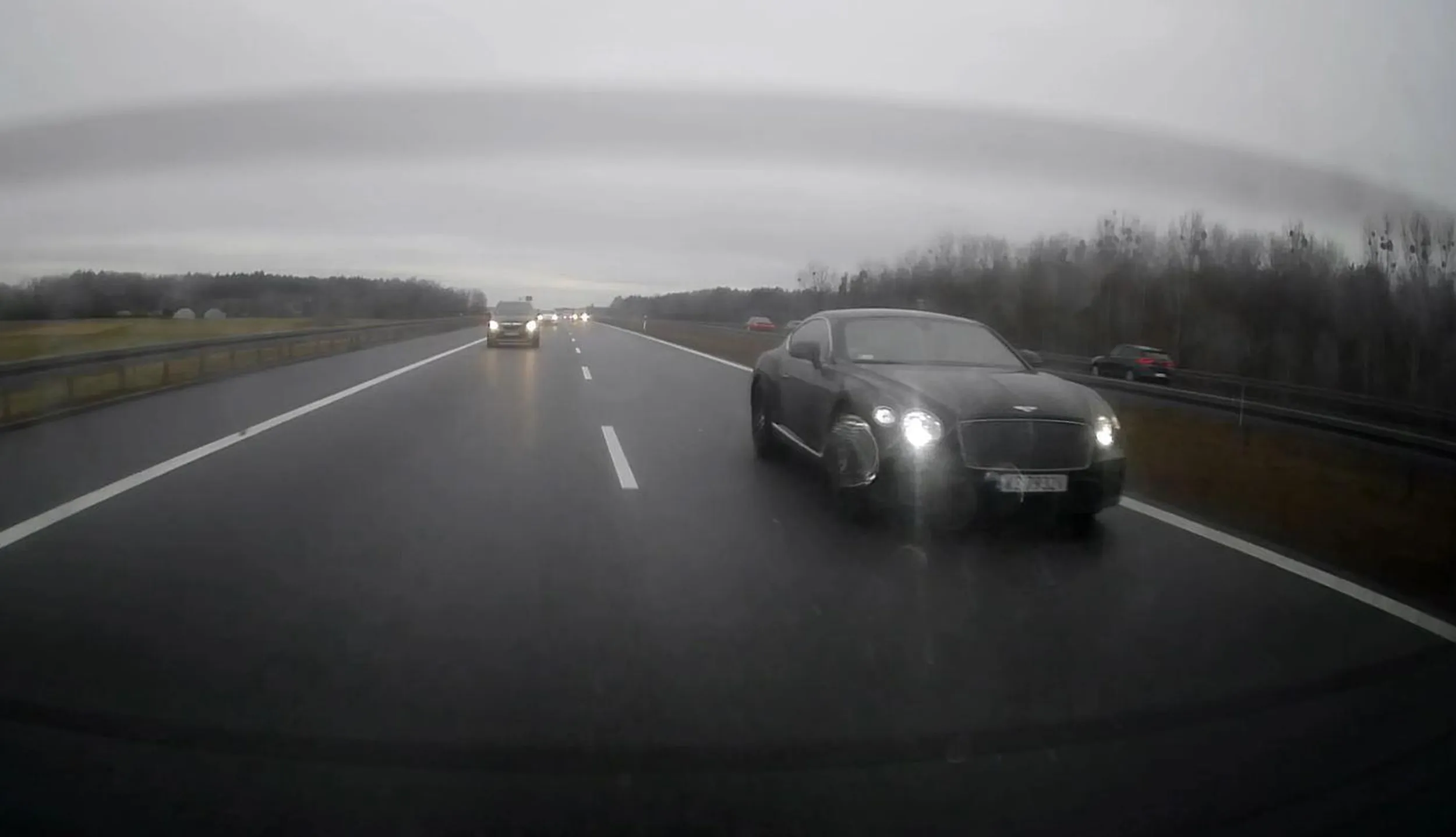 Cham, poganiacz - tacy stwarzają zagrożenie na autostradach, a karetka tam dociera nie szybko...