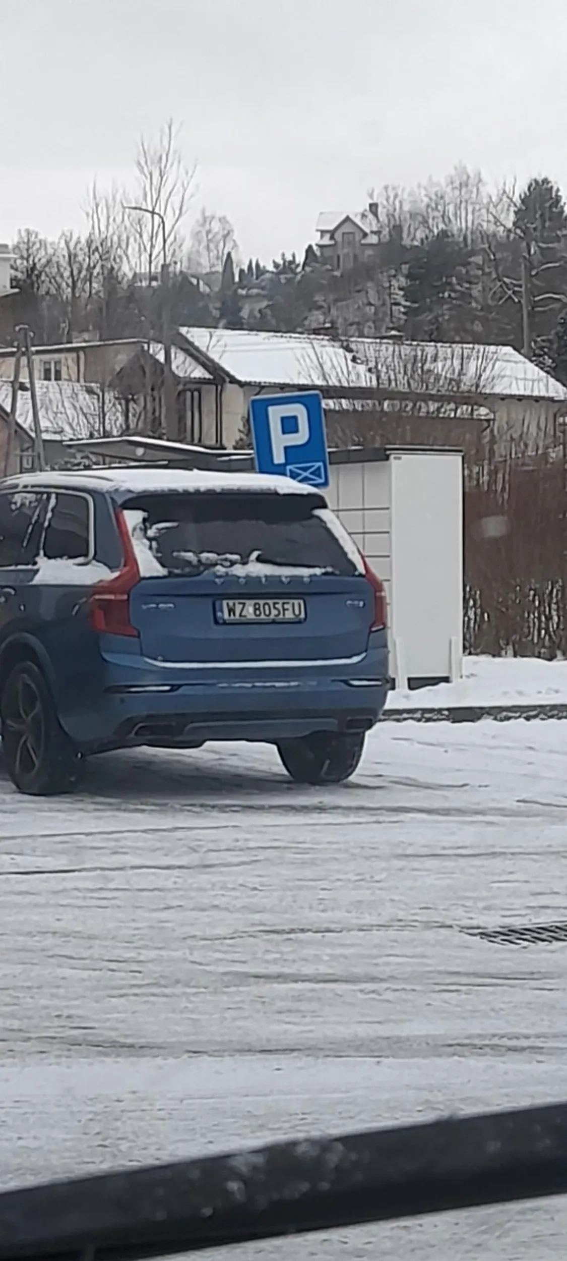 Nie ładnie parkować na kopercie a cały parking pusty trzeba podjechać pod same drzwi