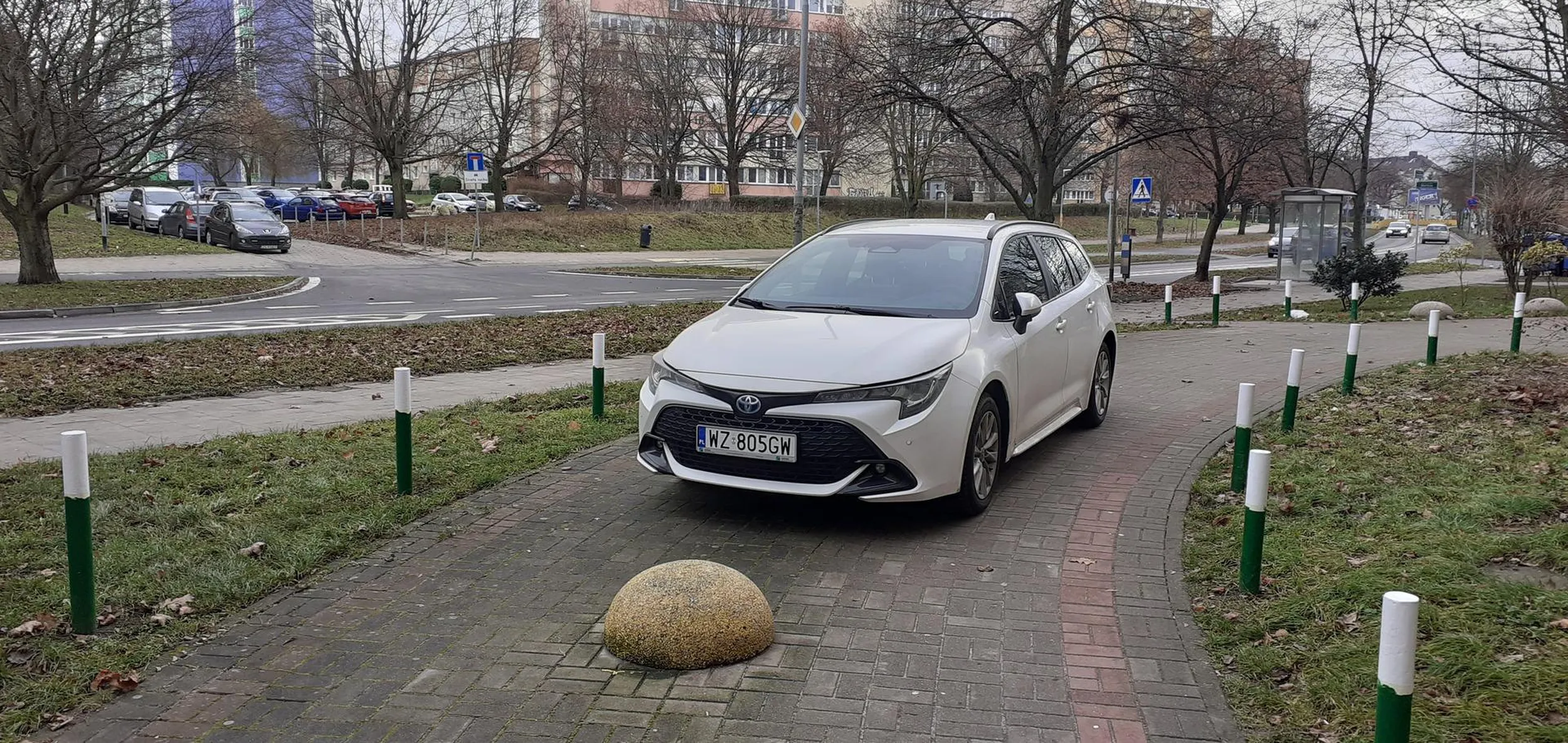 To trzeba być prawdziwym głąbem i burakiem aby tak zaparkować. Za ładny masz lakier?