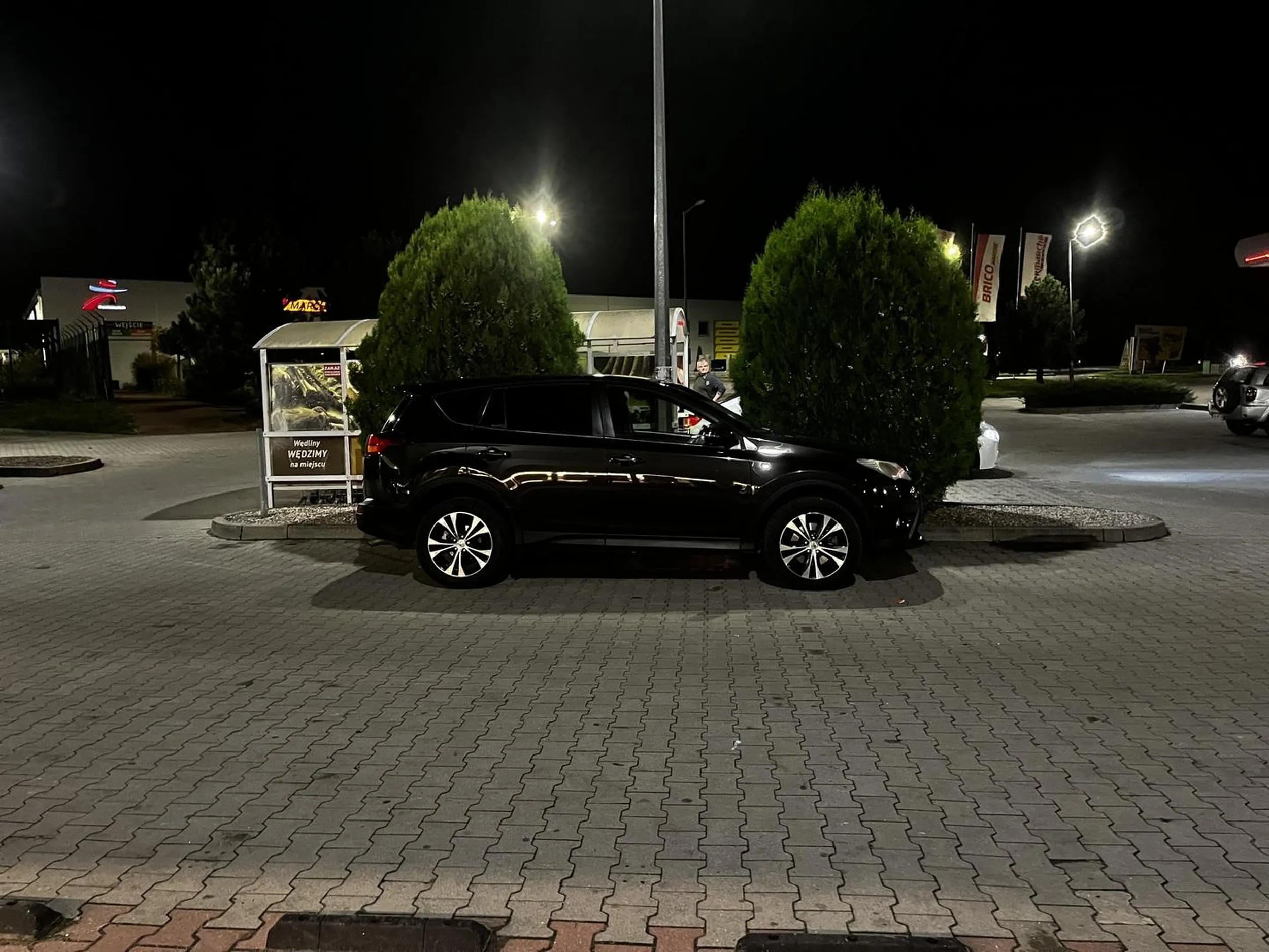 Pan razem z panią przyjechali na zakupy czarną toyotą i zaparkowali na miejscu zakazanym które było narysowane jako znak poziomy na ziemi