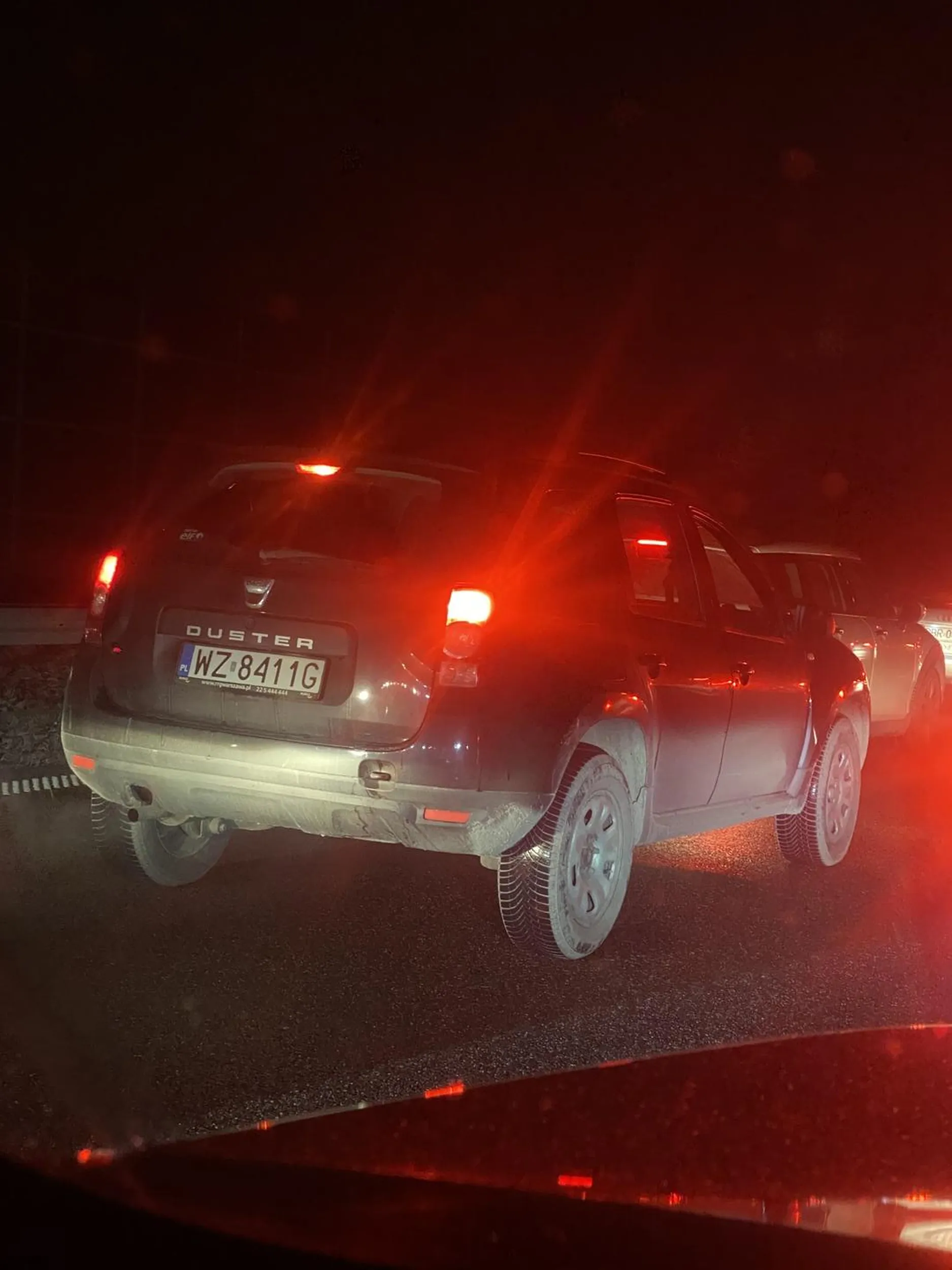 Uwaga na groźną blondyne. Przyklejona do tyłka poprzedzającego samochodu. Nie puszcza nie wszpuszcza. Nie rozumie zasady jazdy na suwak. Do tego wpycha się na żyletki przed samochód. Szalona blondi