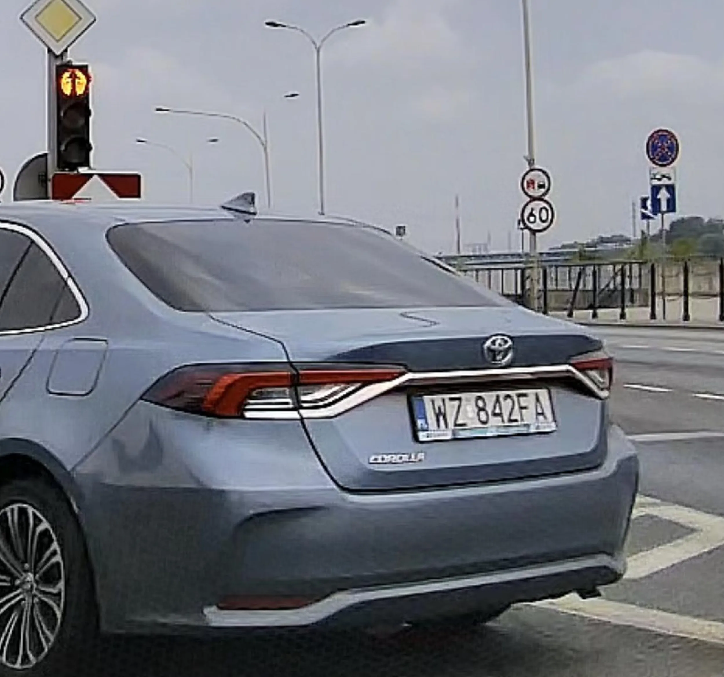 Na czerwonym świetle lata jak szalony. Czas innych ma w poważaniu