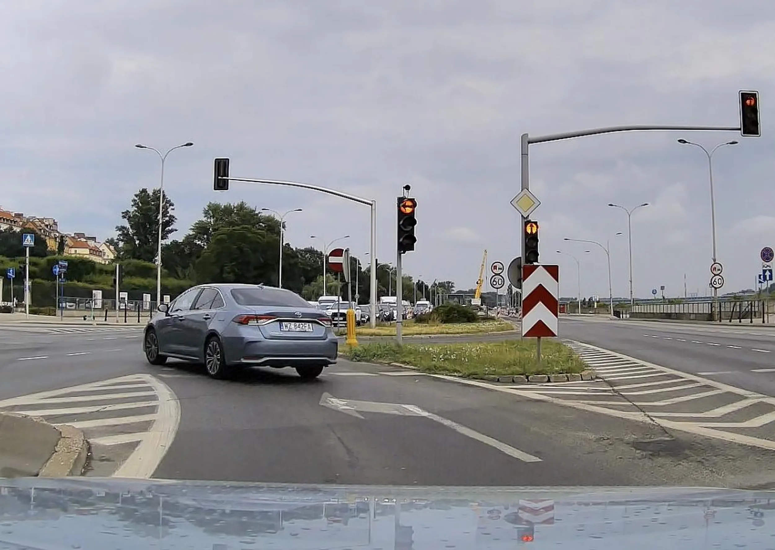Na czerwonym świetle lata jak szalony. Czas innych ma w poważaniu