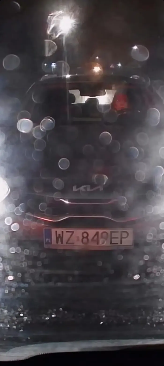 Przyjechała warszaFka i pokazuje szmaciarska kulture siedzenia na dupie czyli ok 4 metry za samochodem poprzedzającym. Nie pozdrawiam.