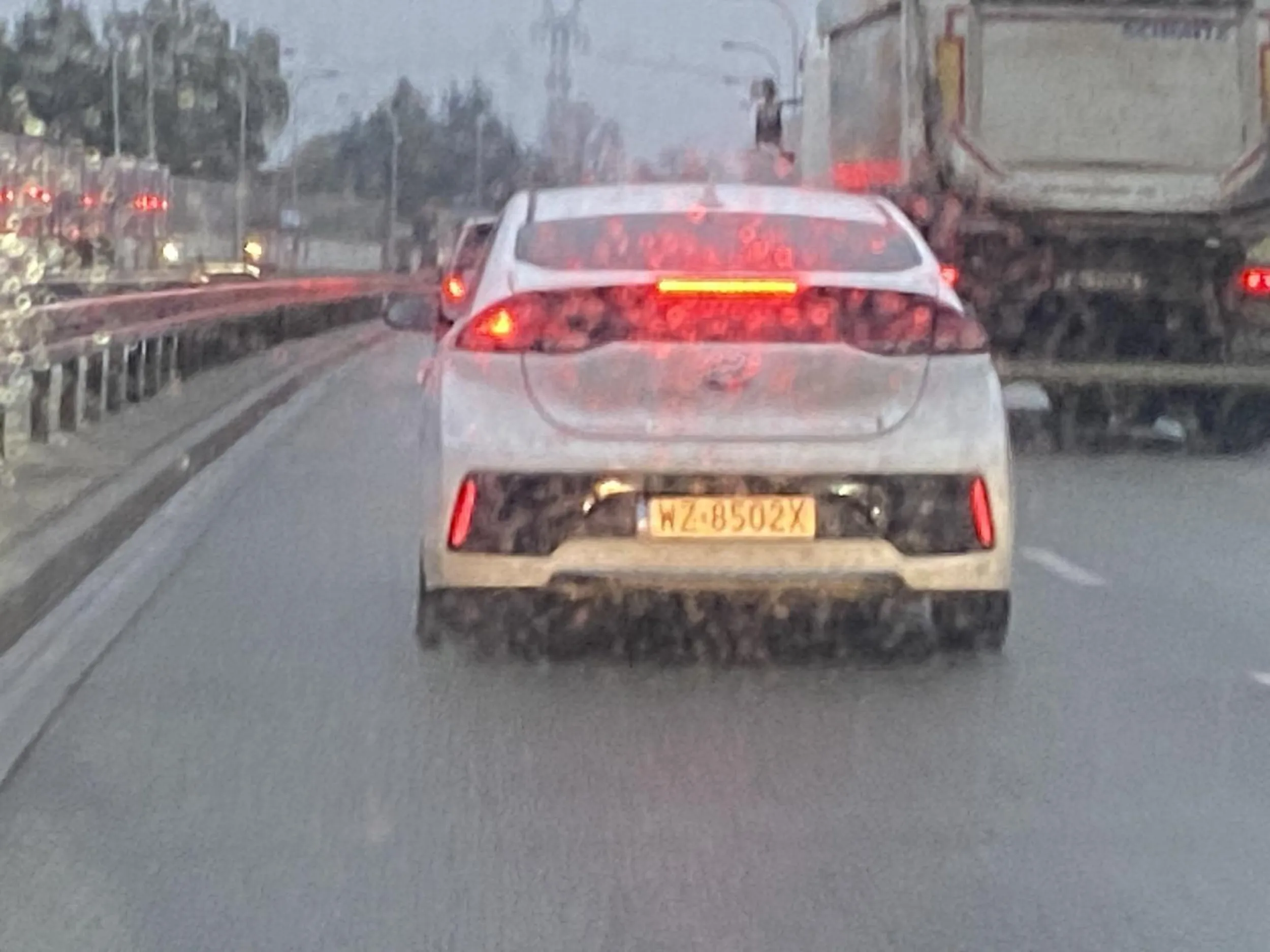 Niesprawne oświetlenie, nie używa kierunkowskazów, po wciśnięciu się na siłę i wymuszeniu został trąbniety i celowo hamował