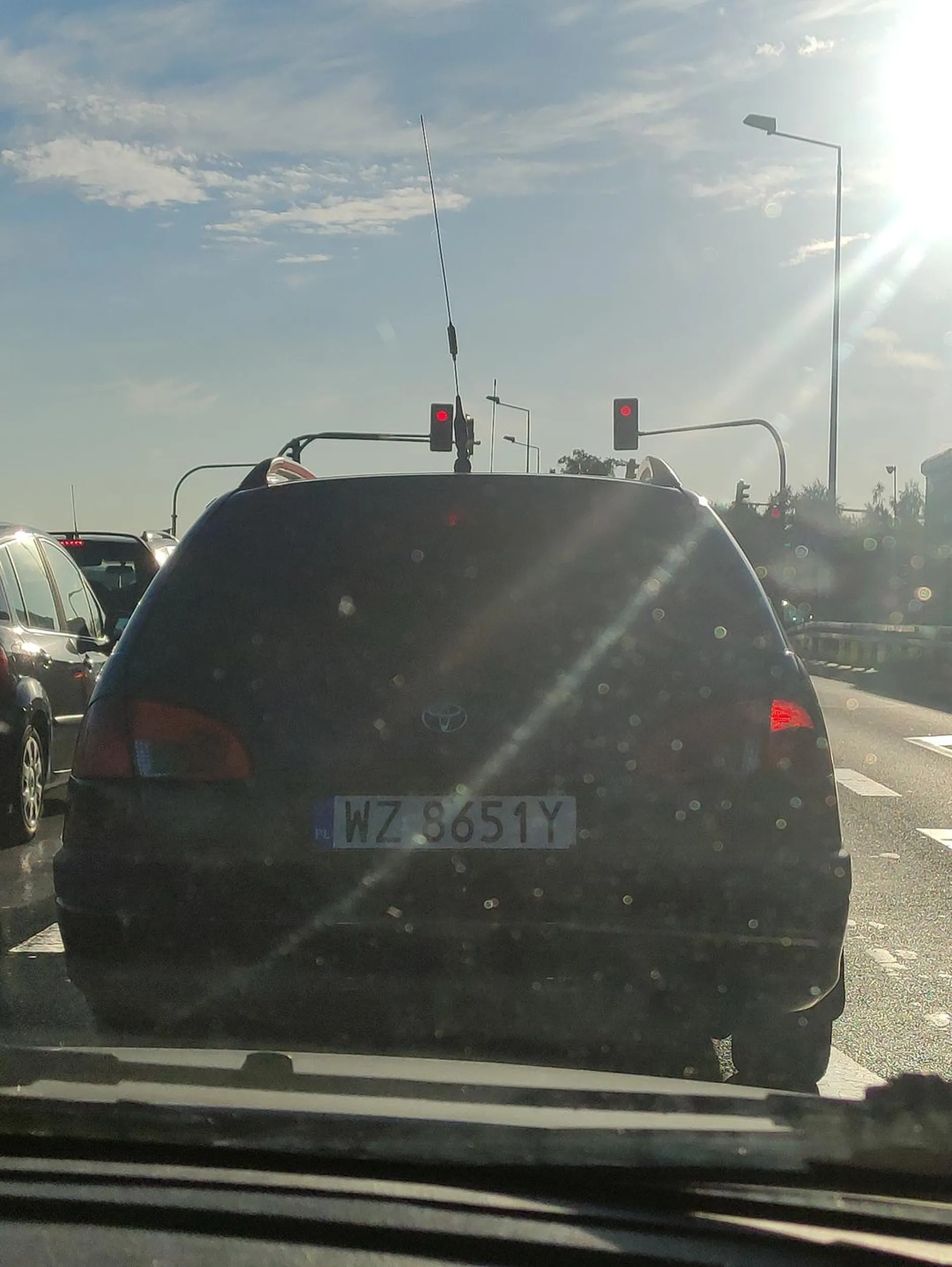 Lewa żarówka ci nie działa w lampie wariacie