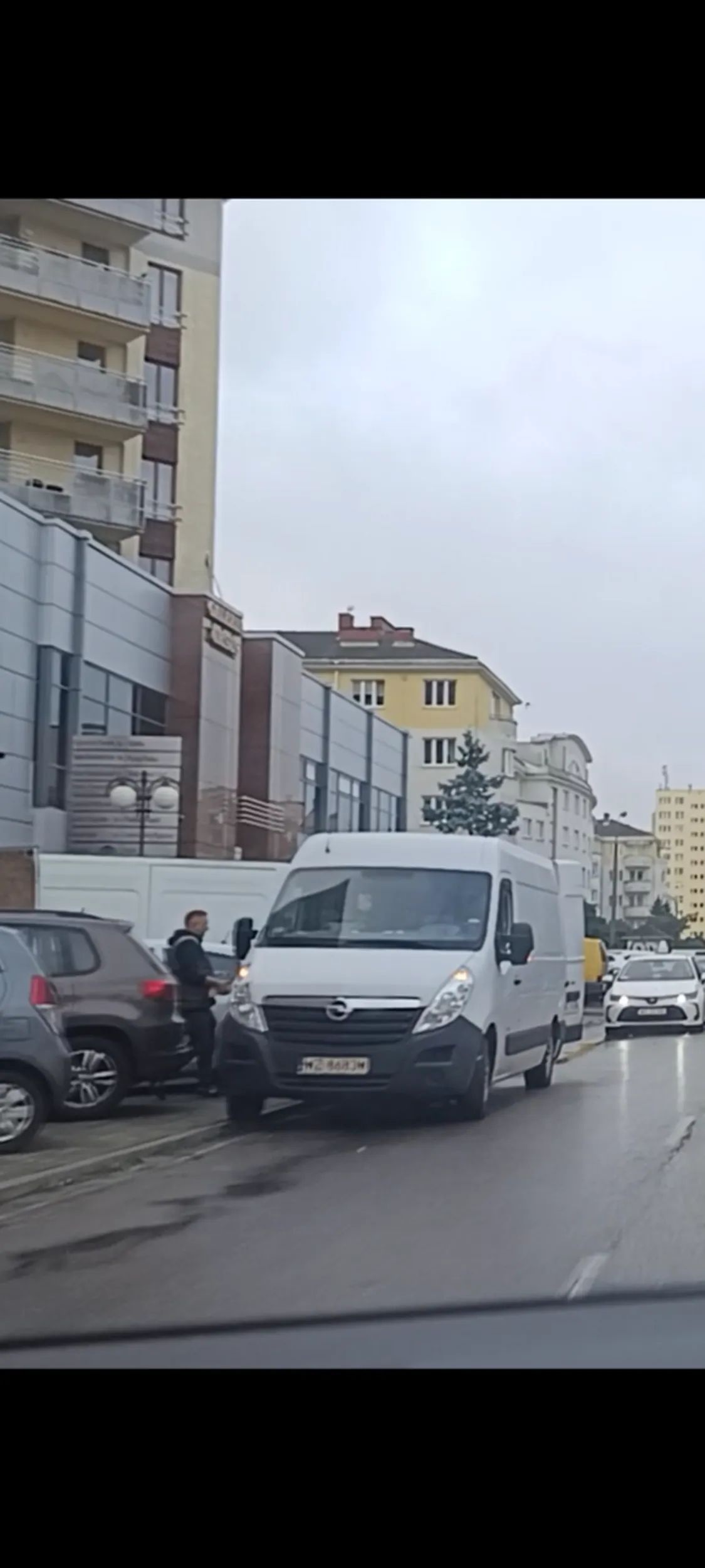 Utrudniane- tamowanie ruchu innym kierowcom, zasłanianie widoczności i zastawianie wyjazdu z miejsc parkingowych.