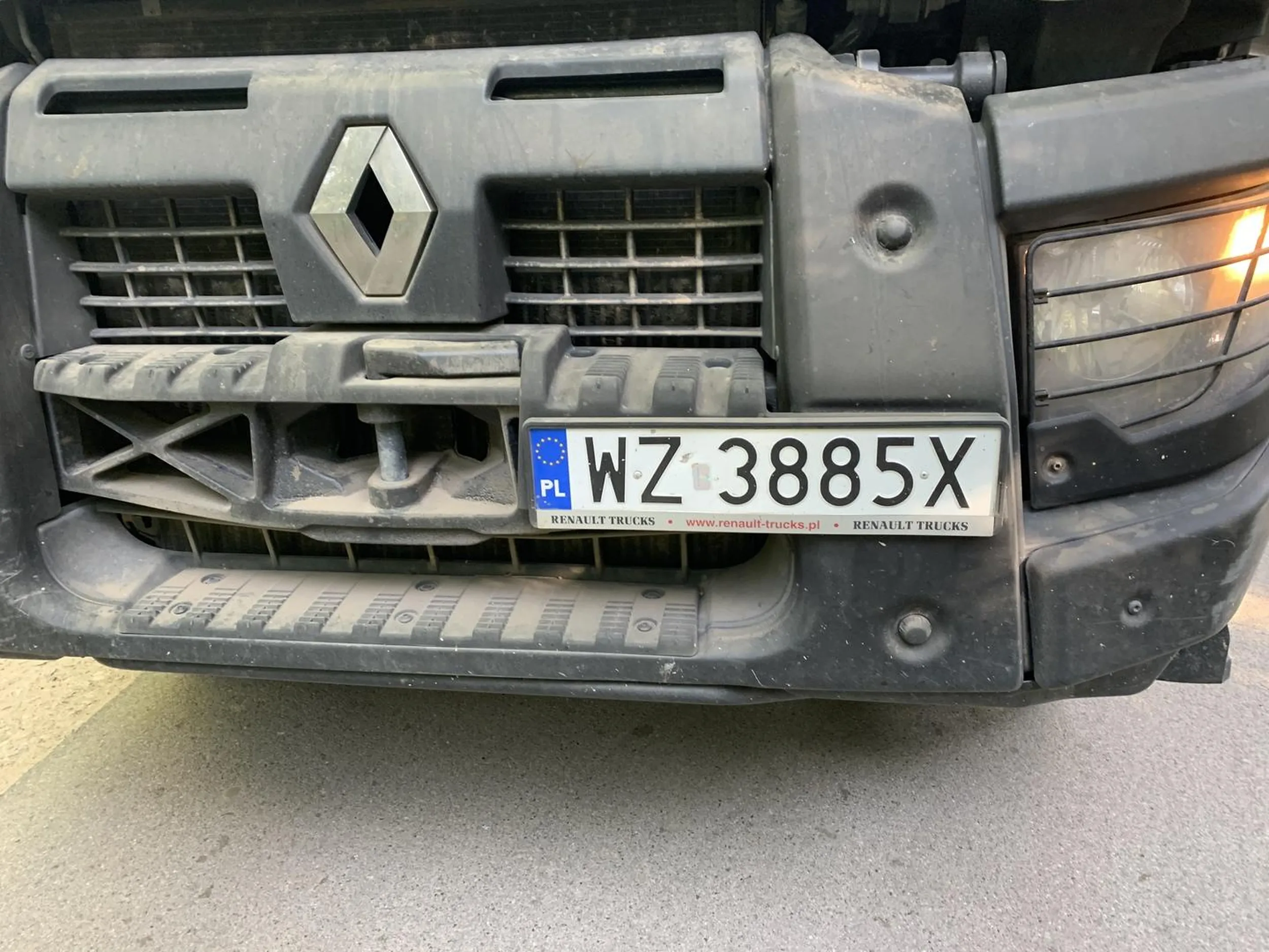 Wjeżdża na ulice z zakazem wjazdu dla ciężarówek i przekracza znacznie ograniczenia prędkości