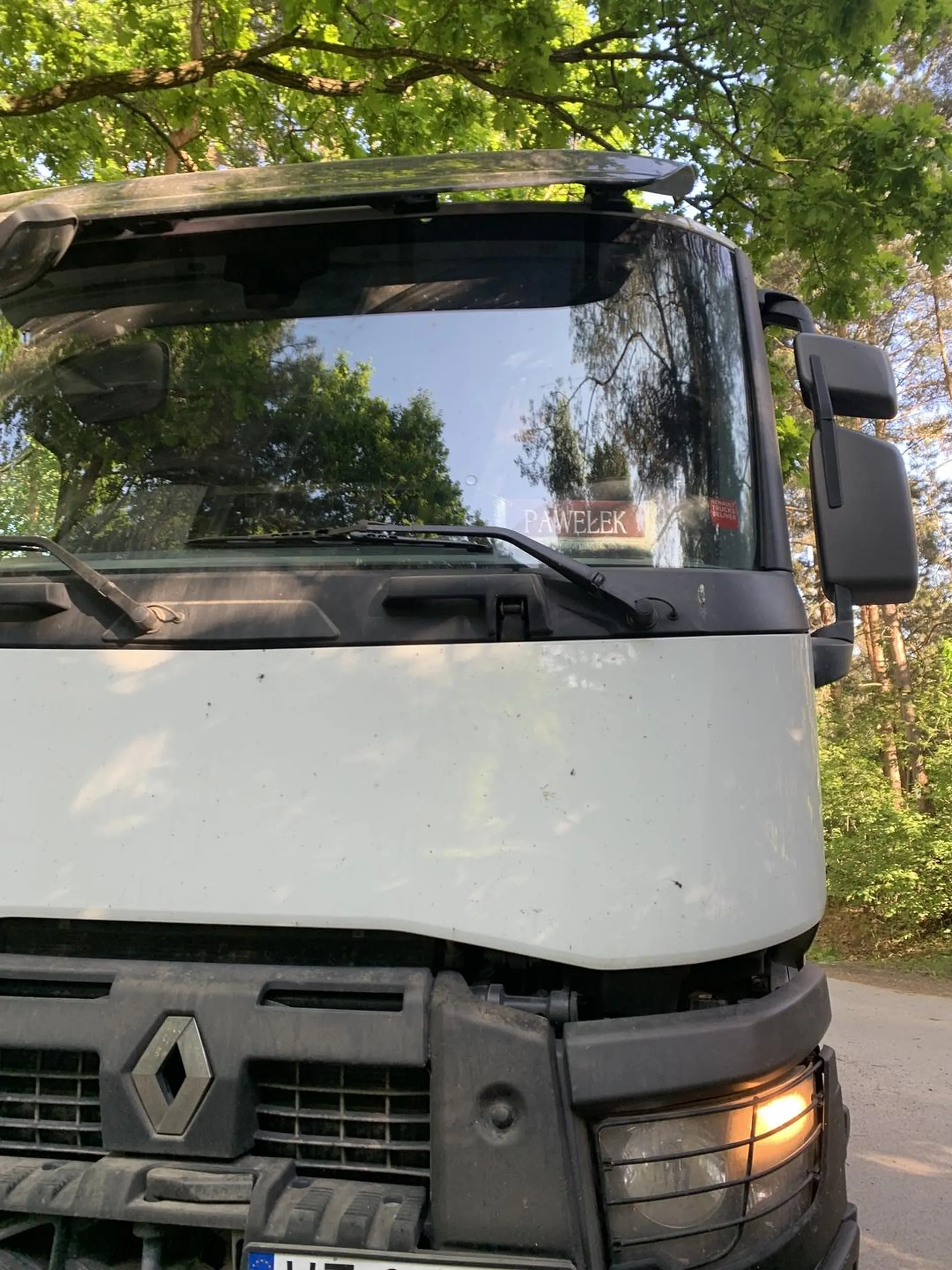 Wjeżdża na ulice z zakazem wjazdu dla ciężarówek i przekracza znacznie ograniczenia prędkości