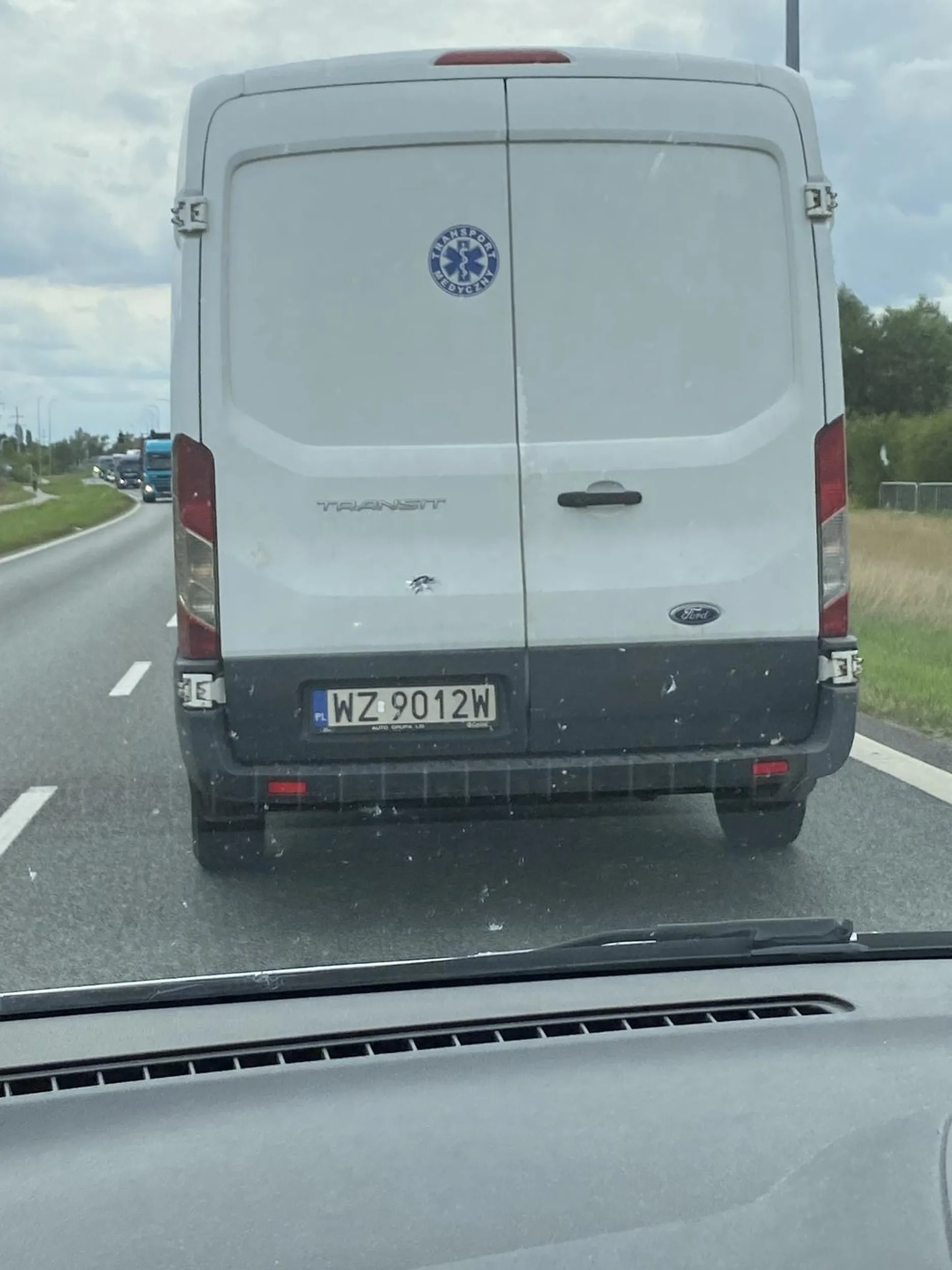 Kierowca samochodu „transport medyczny” specjalnie hamuje przed maską auta z dziećmi w środku. Niestety nie miał tyle odwagi, żeby zatrzymać się i porozmawiać. Nagranie będzie wysłane na policję.