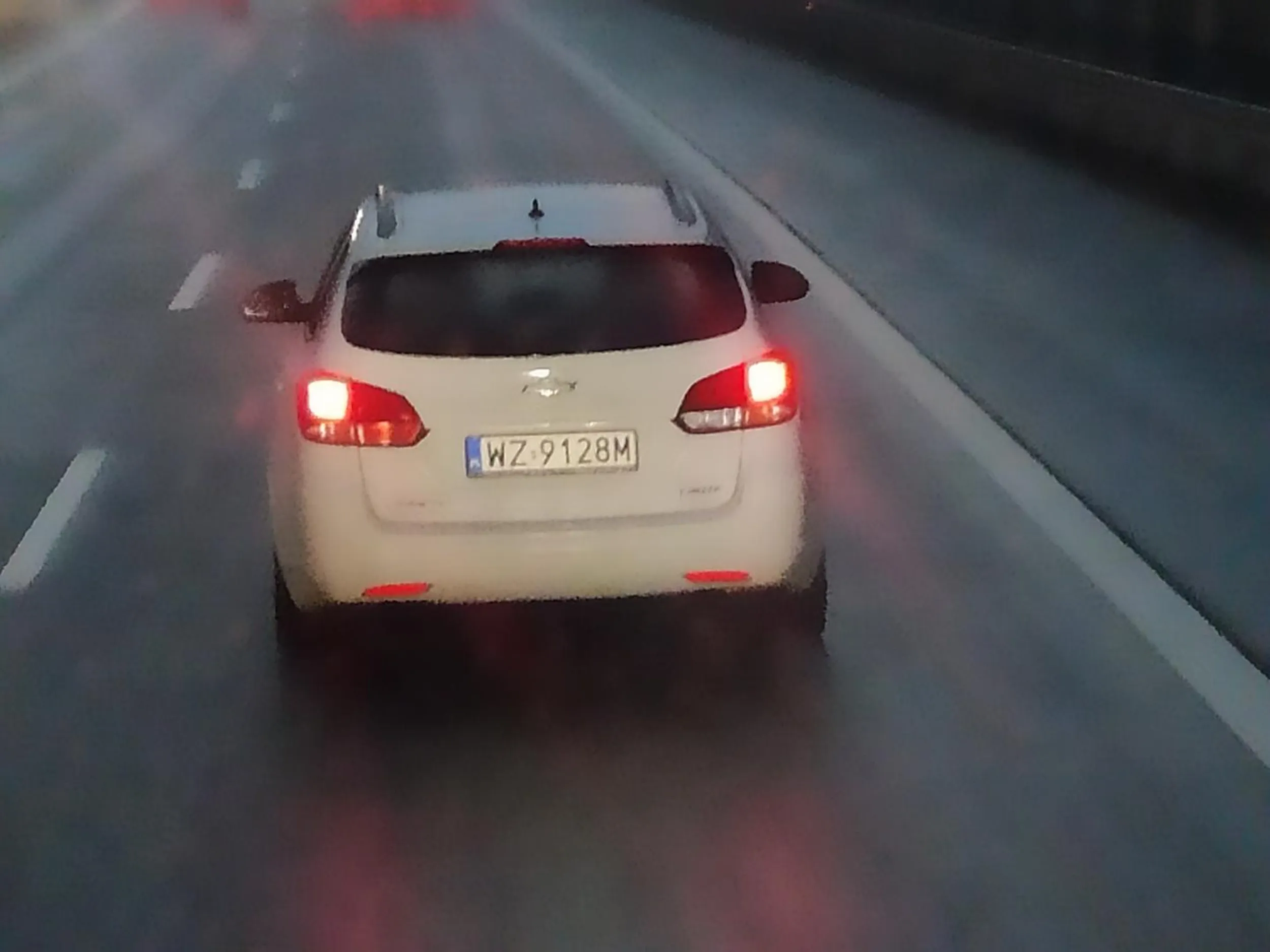 Jedzie jak ostatnia pierdoła autostradą a4 od Krakowa w stronę Bochni. Hamuje do 65 potem przyspiesza do 80 i bawi się telefonem