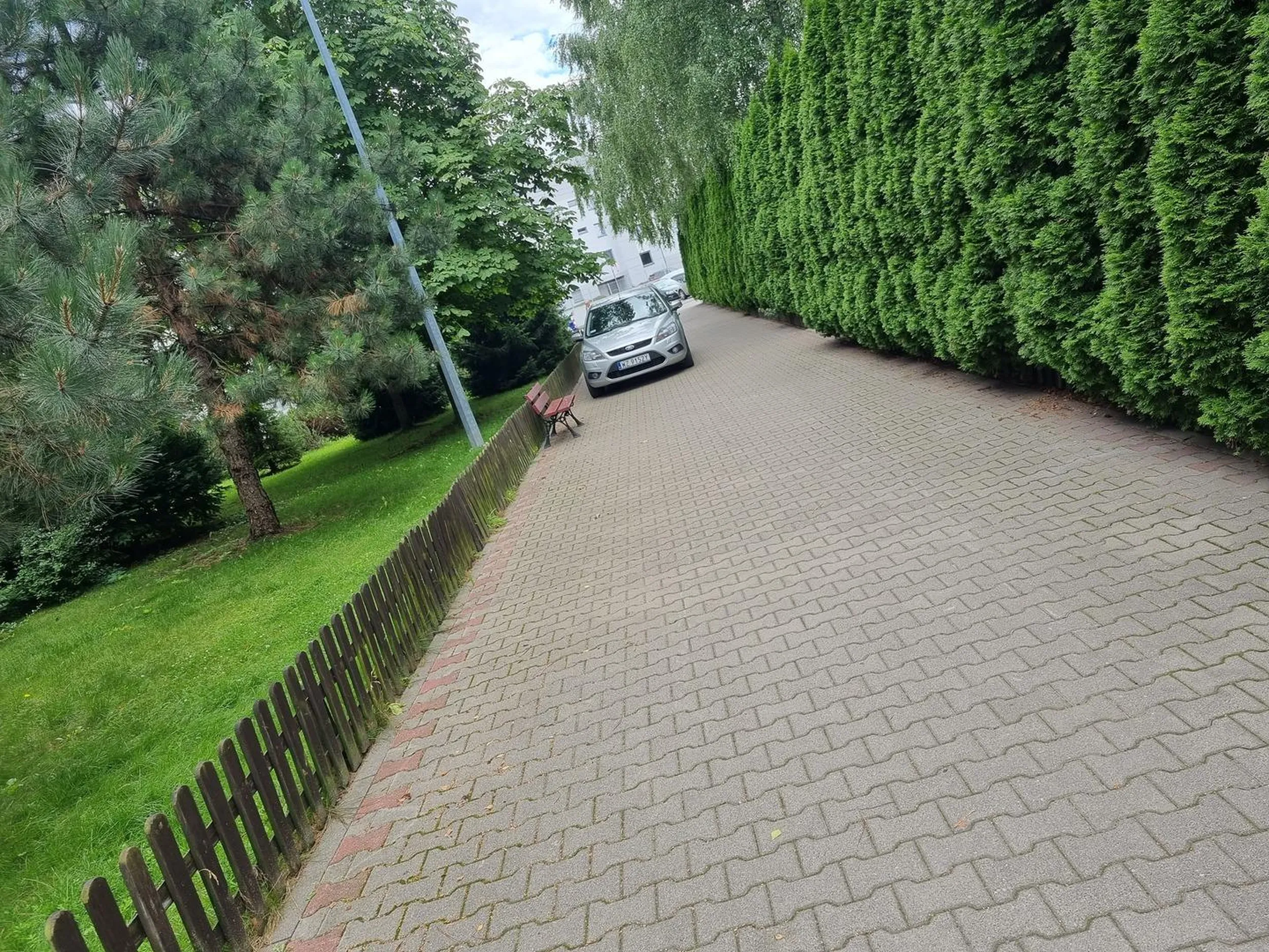 Mistrz zaparkował na środku drogi przeciwpożarowej no po prostu perfect