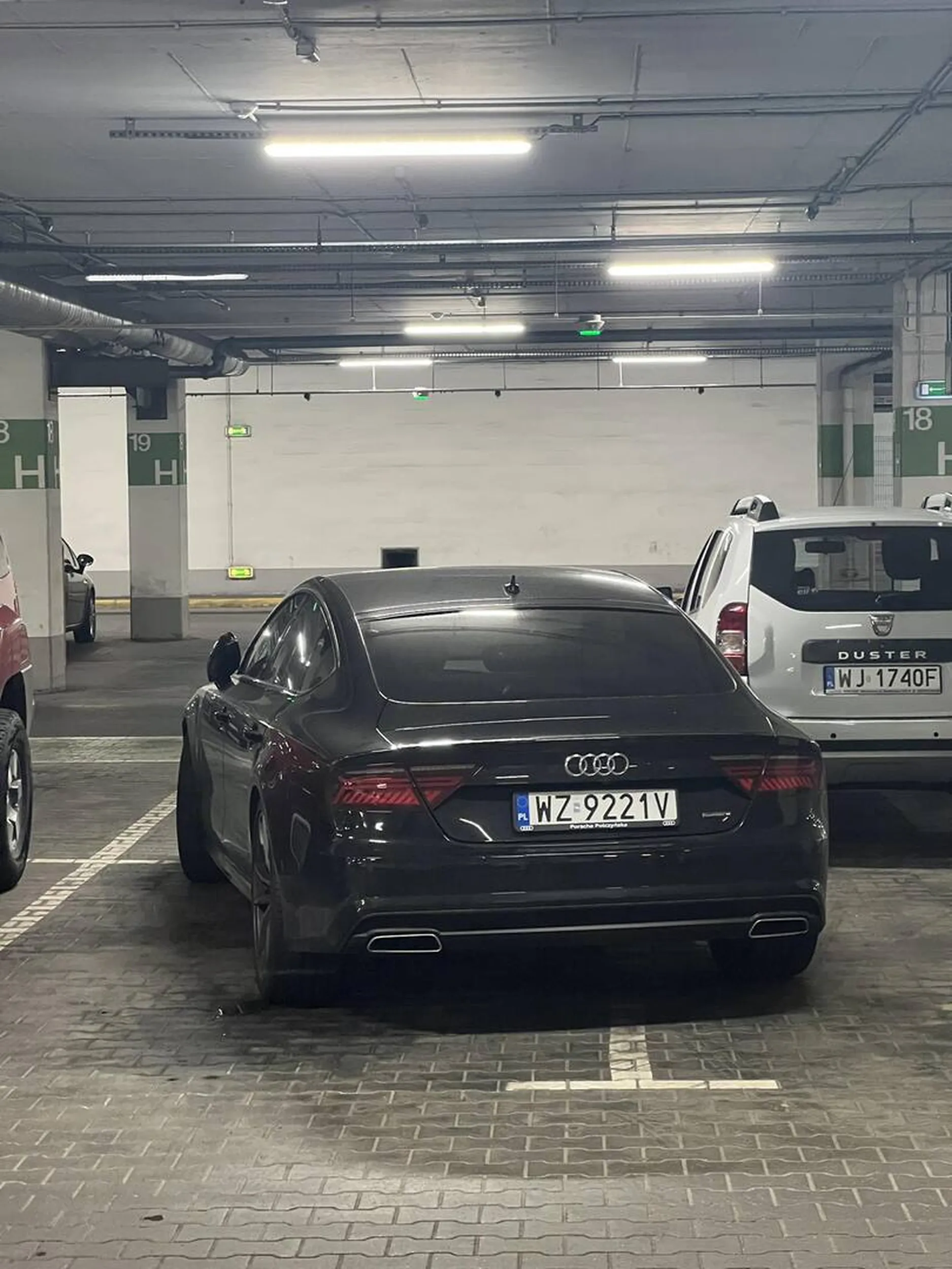 Żeby 3 miejsca parkingowe zająć jednym autem to trzeba już być uzdolnionym oczywiście typowy karczek w białej koszuli wyszedł z pięknego audi a7 ze zdjętym oznakowaniem silnika żeby nie było ze ma najmniejsza pojemność
