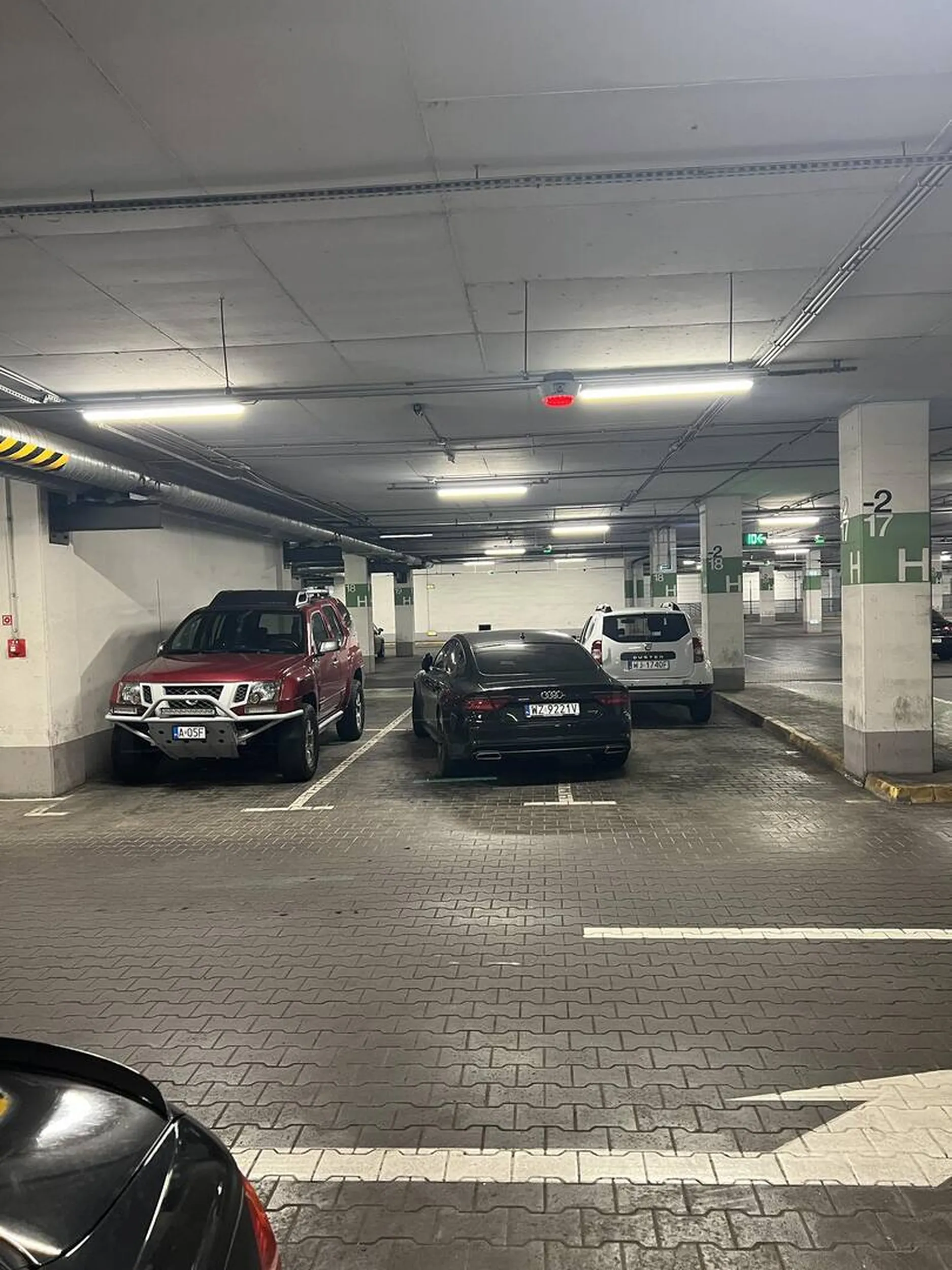 Żeby 3 miejsca parkingowe zająć jednym autem to trzeba już być uzdolnionym oczywiście typowy karczek w białej koszuli wyszedł z pięknego audi a7 ze zdjętym oznakowaniem silnika żeby nie było ze ma najmniejsza pojemność