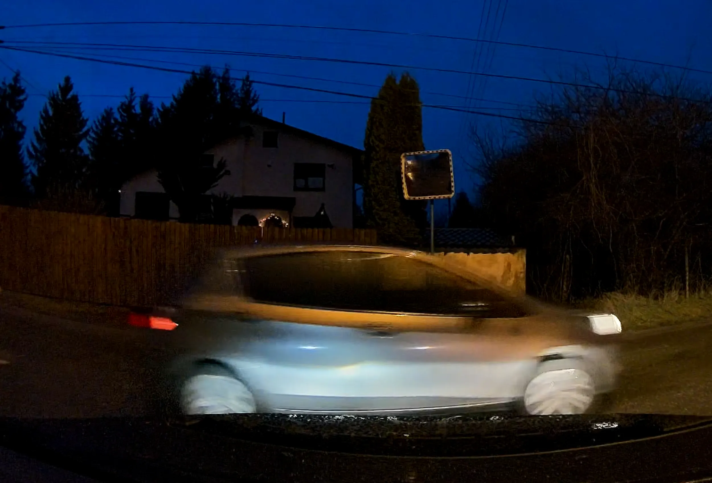 Nie patrzy na znaki, wymusza pierwszeństwo.