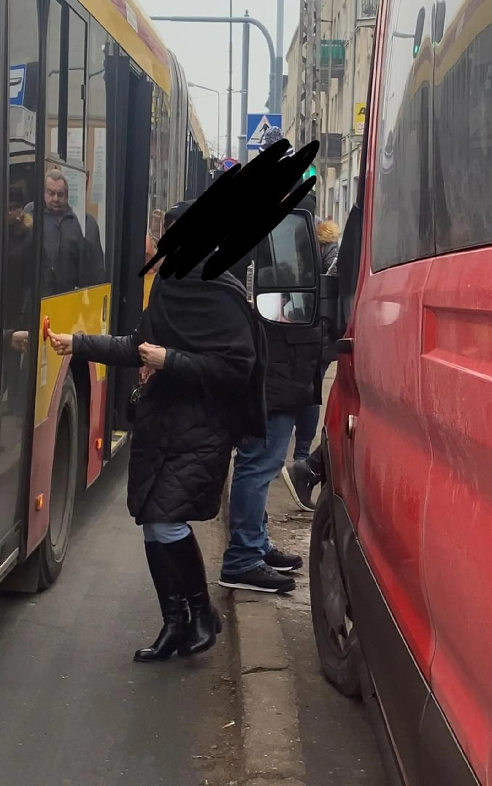 Pajac przyjechał do Łodzi i nawet parkować nie umie stanął na przystanku uniemożliwiając tym wysiadającym pasażerom z autobusów dojście na chodnik