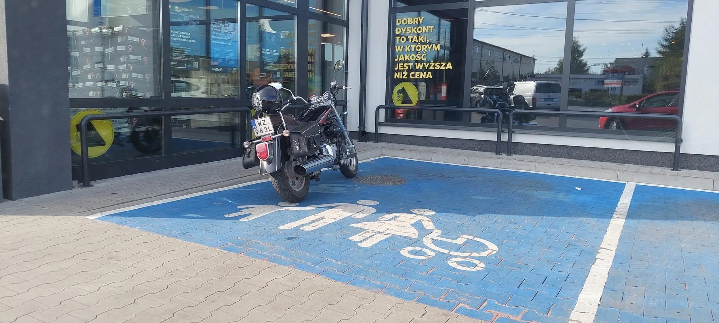 Przyjechał z rodziną, żona i dwójka dzieci, wszyscy na motorku. ;)