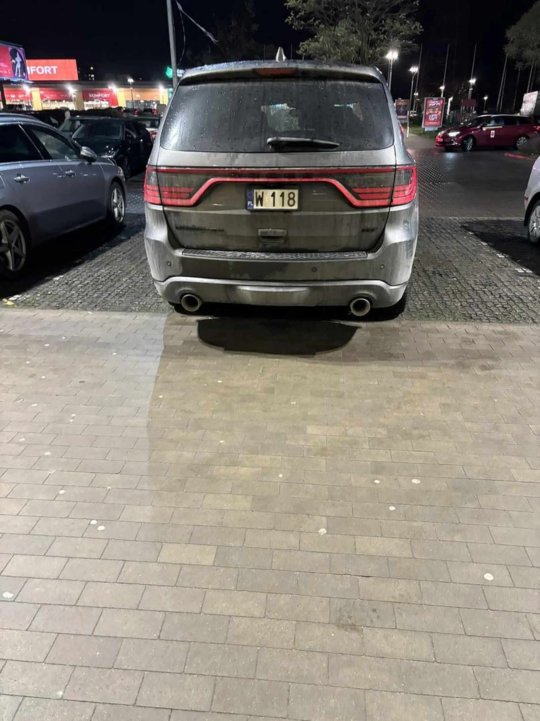 te smieszne biale linie nie oznaczaja ze masz na nich stanac tylko ze masz miedzy nimi zaparkowac swojego gruza