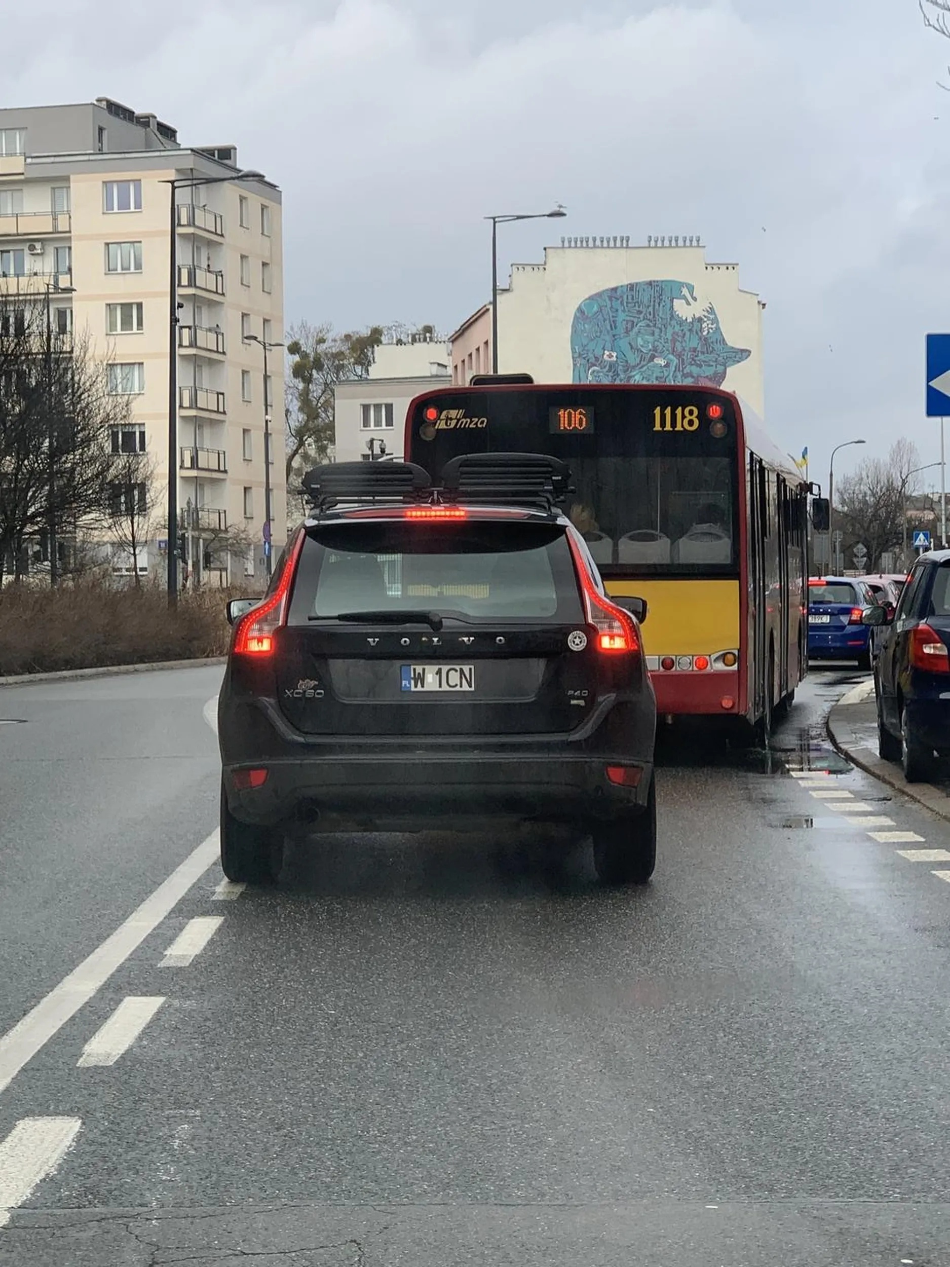 Paniusia ma chyba przesiąknięty mózg blond farbą, wyprzedza bez kierunków i nie zachowuje przy tym odstępu