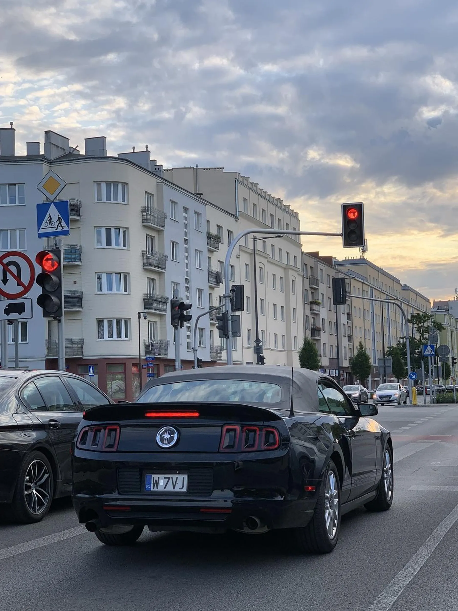 Bardzo bezpiecznie się za tobą jedzie z jednym światłem stopu..