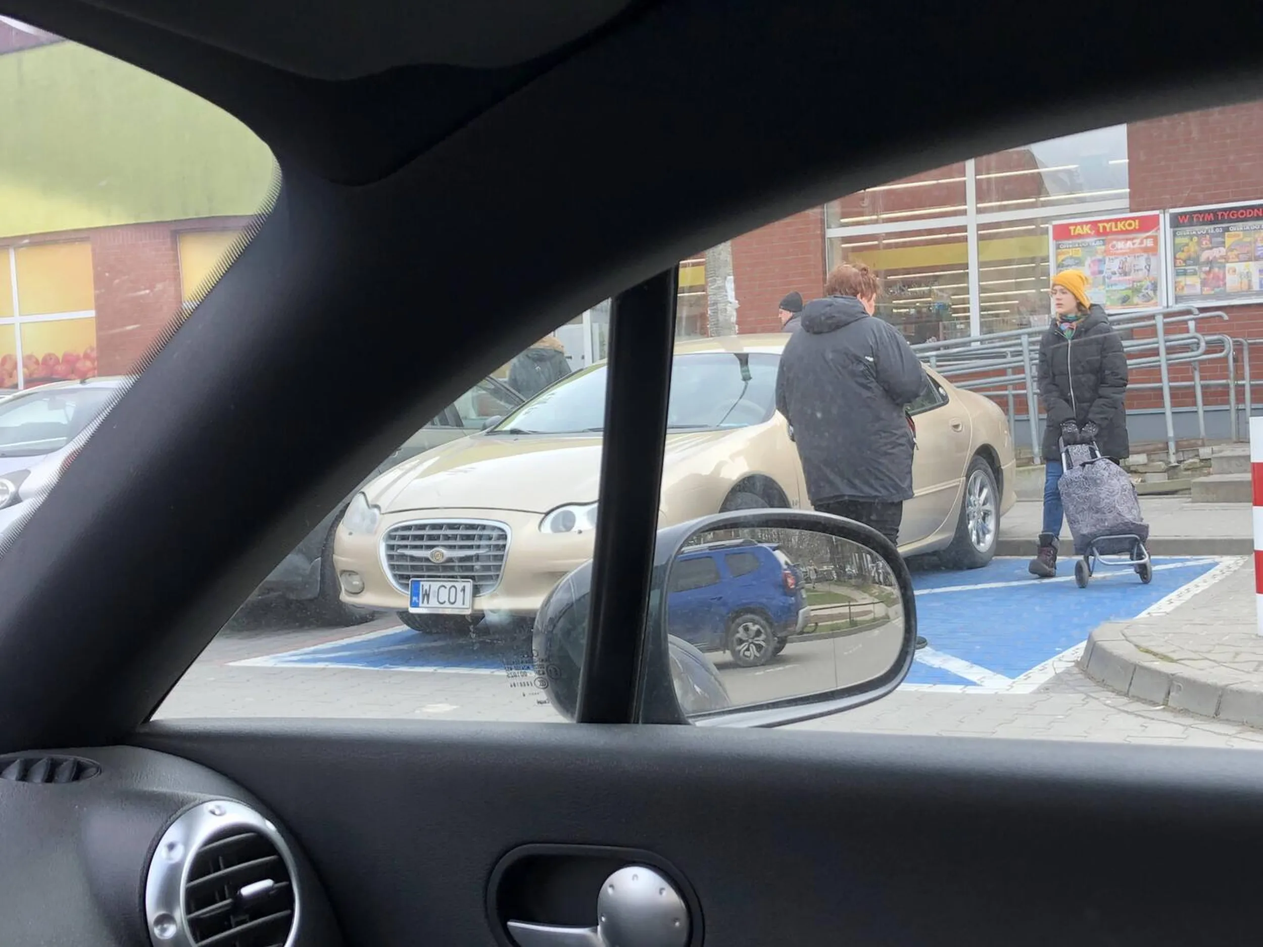 Starszy pan udający niepełnosprawnego(bardzo sprawnie się porusza bez żadnych dodatkowych sprzętów typu laska) nagminnie zajmuje miejsce dla niepełnosprawnych, które znajduje się pod sklepem biedronka i jest przeznaczone dla klientów tego sklepu. Auto stoi tam dniami i nocami a niepełnosprawni, którzy chcą zrobić zakupy nie mają gdzie zaparkować. Kolejne auto tego pana, suzuki swift stoi na kolejnym miejscu dla niepełnosprawnych 50m dalej pod samym blokiem, gdzie ów pan mieszka. Na zwrócenie uwagi, że to miejsce przeznaczone jest dla klientów, którzy są niepełnosprawni, pan reaguje bardzo agresywnie i zupełnie nie rozumie, co chce się mu przekazać.