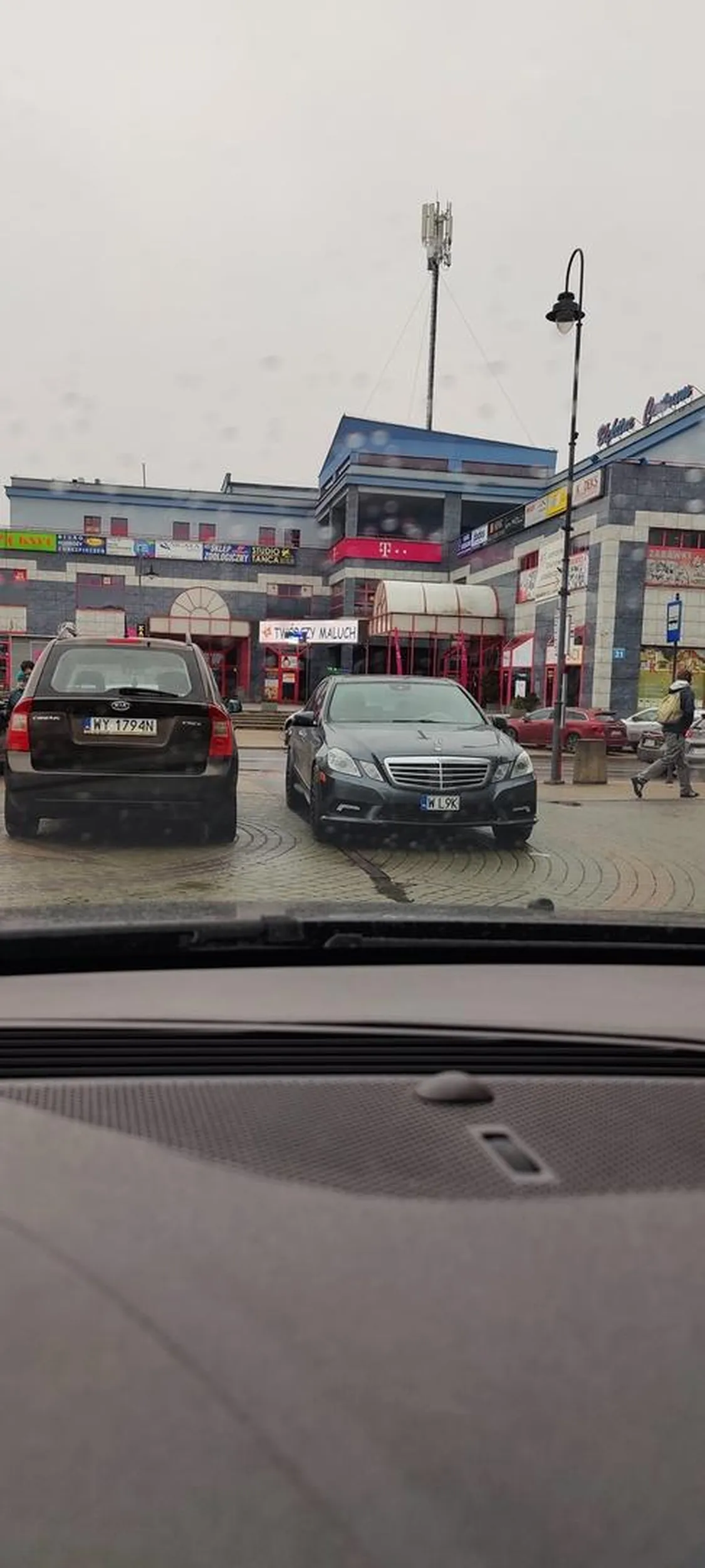 Zastawianie wjazdu pod Mediq, bardzo mądry pomysł. Akurat żeby karetka musiała kombinować w razie co