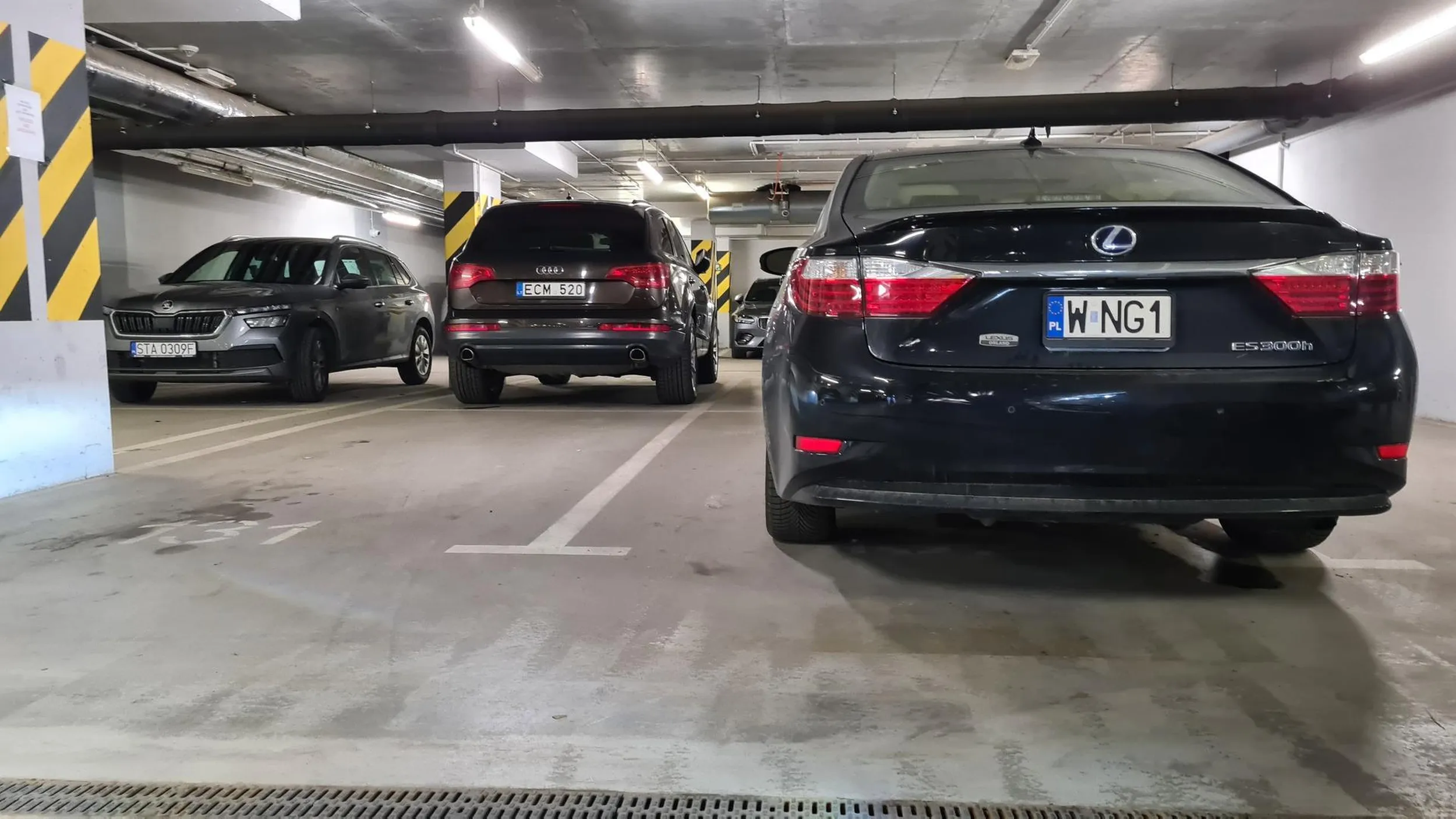 Kierowca nie potrafi zaparkować na wyznaczonym dla niego miejscu parkingowym (jeśli faktycznie było to miejsce przeznaczone dla niego) tym samym zajmując część innego miejsca parkingowego położonego przy ścianie! Jednocześnie takim parkowaniem uniemożliwił innym zaparkowanie na swoim miejscu - ciężko zmieścić samochód na niepełnym miejscu parkingowym mając po jednej stronie samochód a po drugiej ścianę.