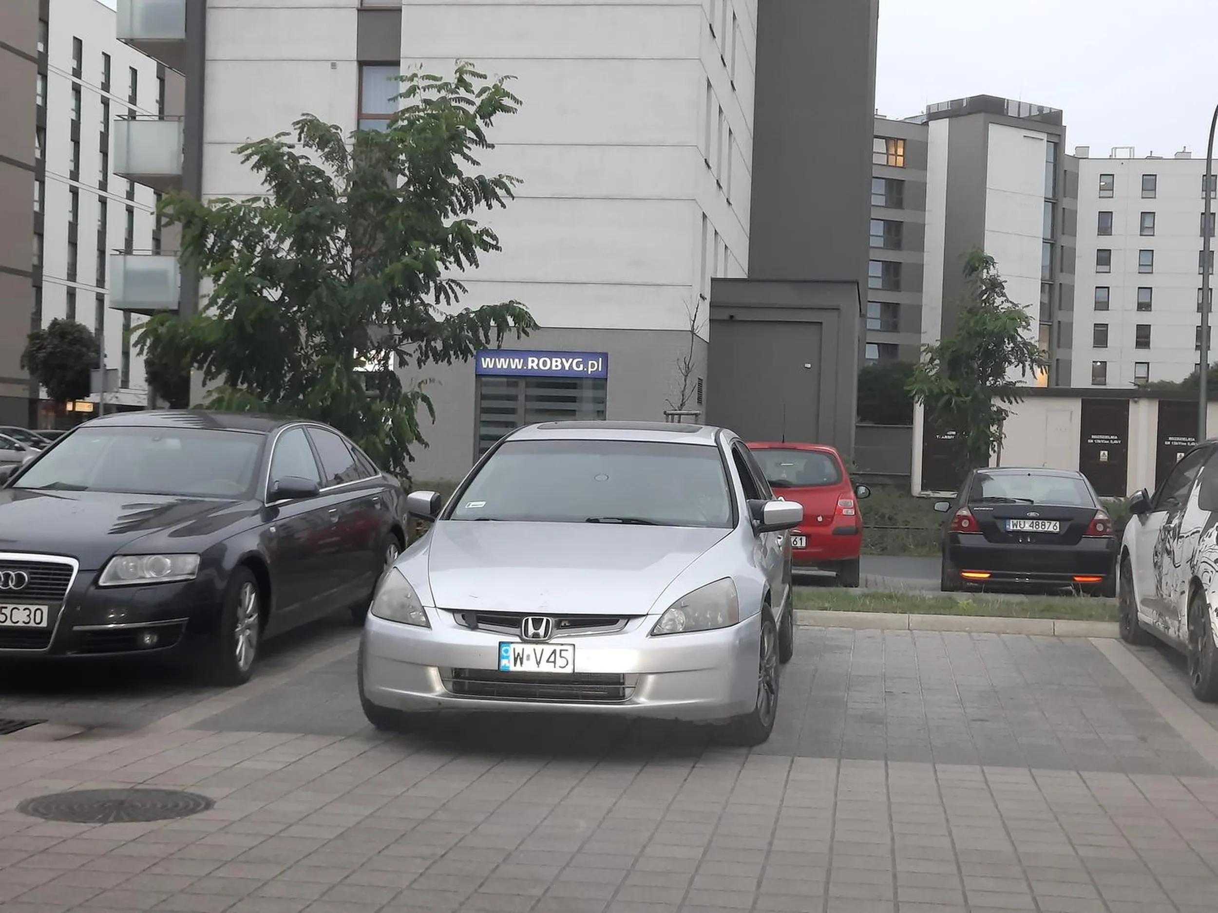 Dobry sebix. Trzeba być ograniczonym żeby nie widzieć jak się zaparkowało