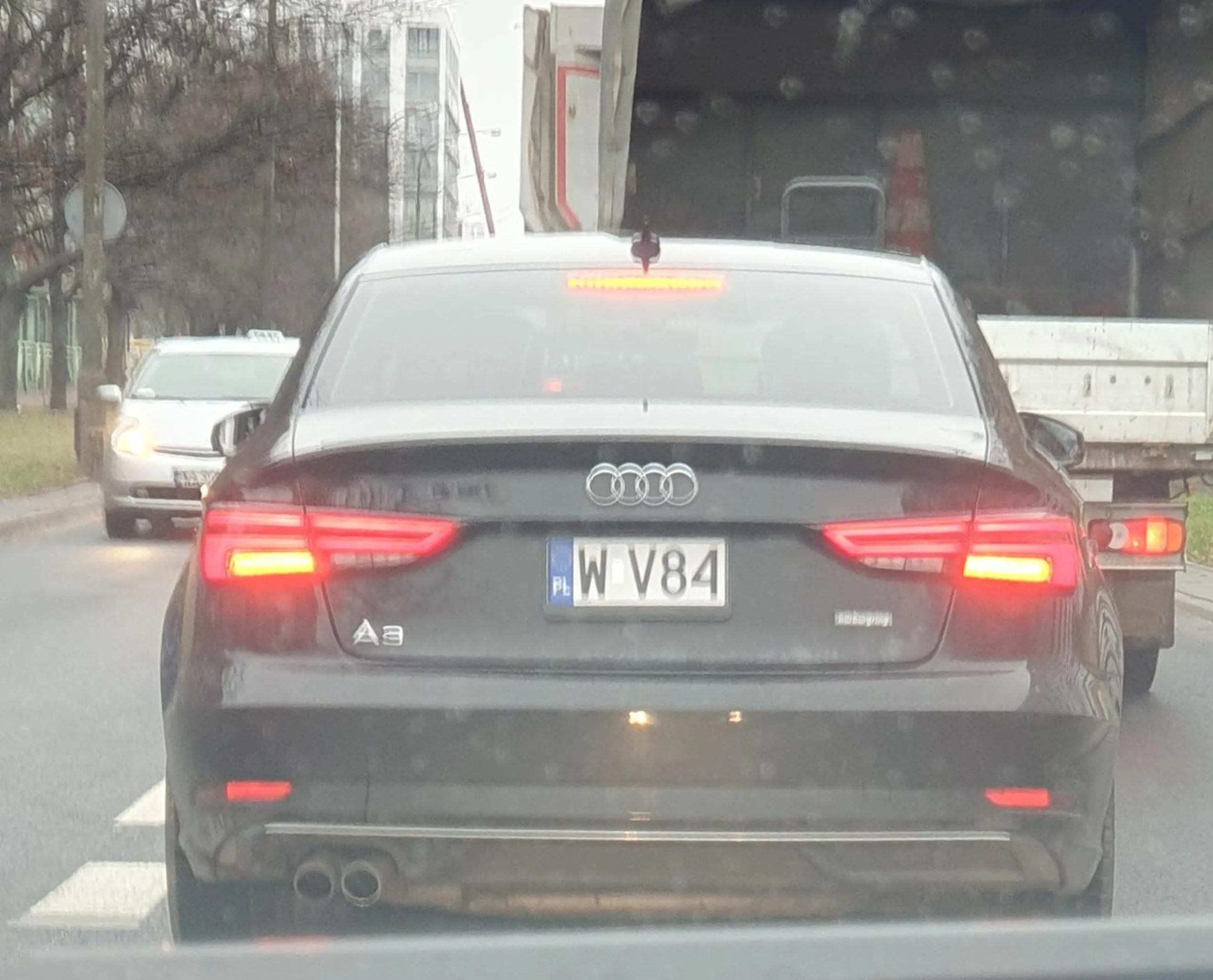 kolejny kretyn, który poświadcza nieprawdę, twierdząc, że jego samochód nie ma homologacji europejskiej