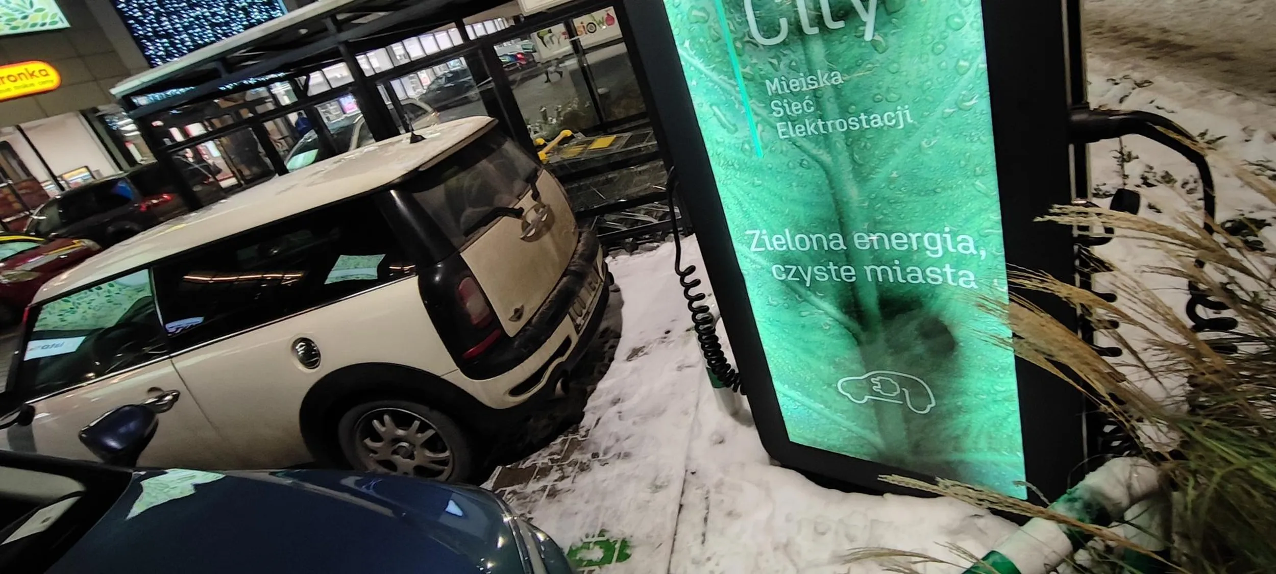 Parkowanie na miejscu do ładowania i blokowanie ładowarki...