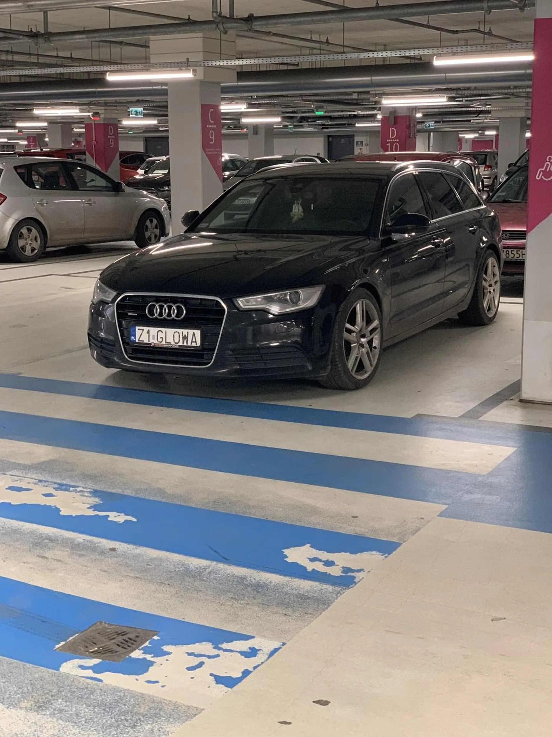 Tępa pała parkuje na miejscu dla inwalidów nie mając do tego uprawnień. Szczerze życzę abyś w niedalekiej przyszłości miał do tego uprawnienia.