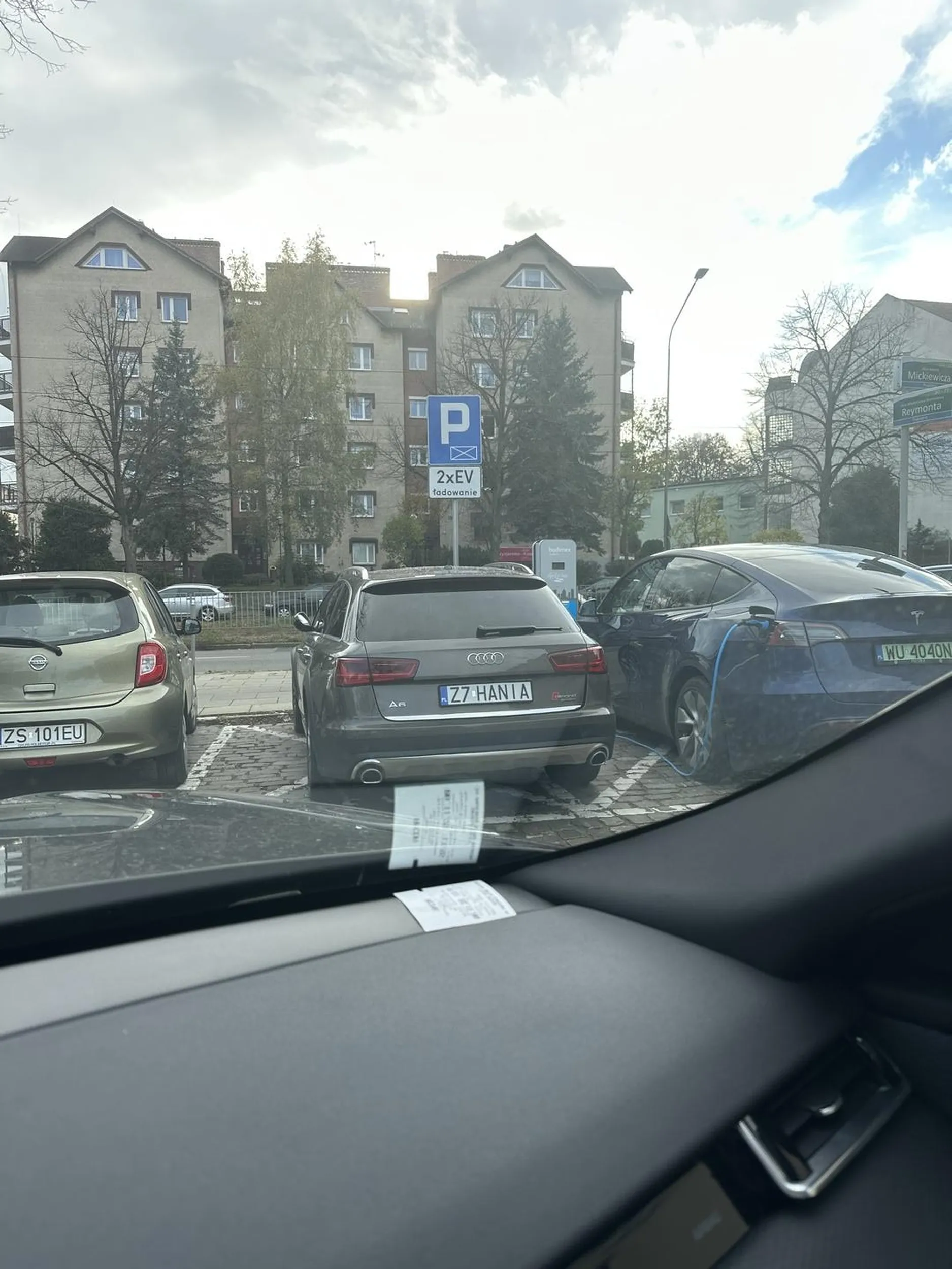 Samochód notorycznie zajmuje miejsca do ładowania dla elektryków