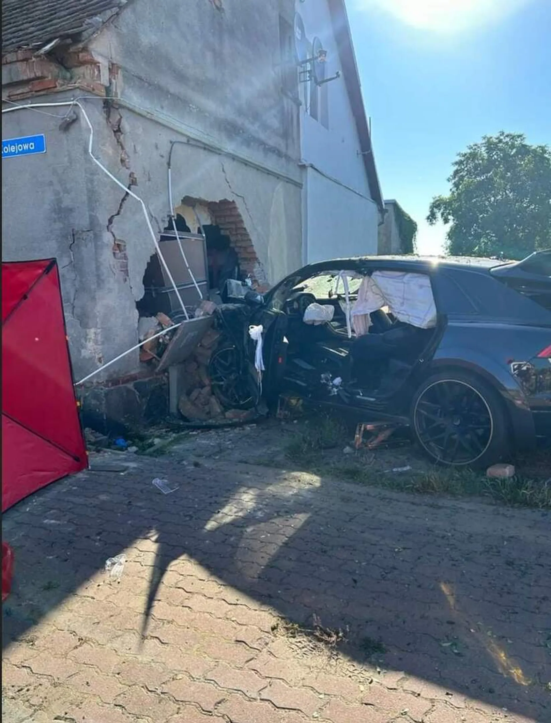 Dziś audi uległo wypadkowi, kierowca nie żyje, pasażer w szpitalu.