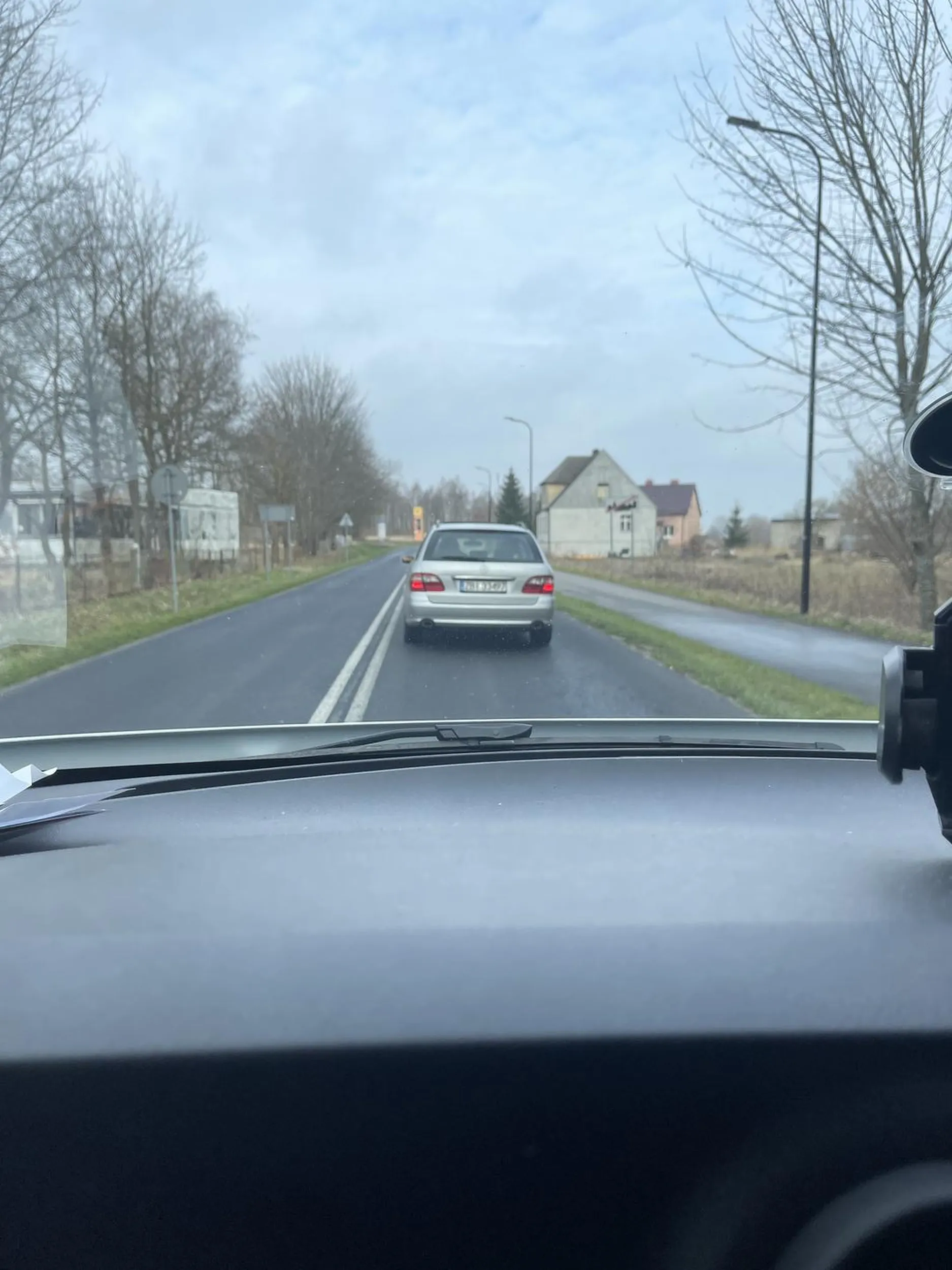 Uważać na gościa bo zajeżdża drogę i skręca celowo w lewo z pasa służącego do skrętu w prawo.