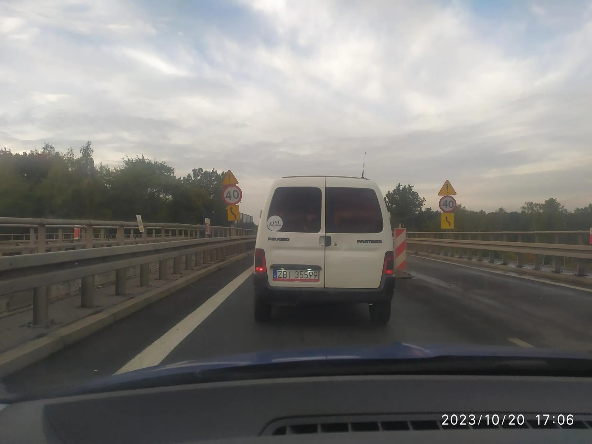 Dwóch gości którzy nie potrafią jeździć na suwak do tego wulgarne gestykolację