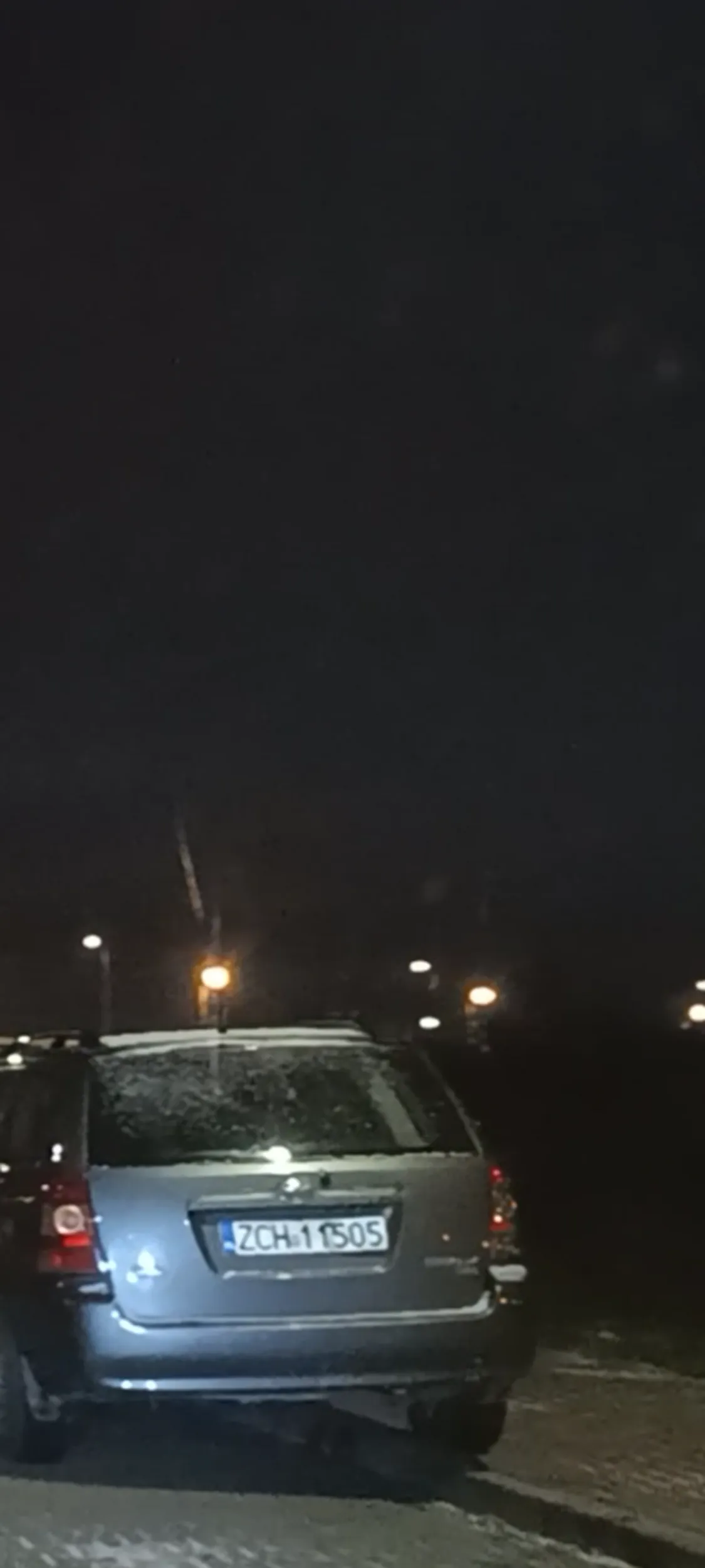 Parkuje na chodniku i na ulicy. Tu jest zakaz zatrzymywania się i postoju B-36. Wypad stąd.