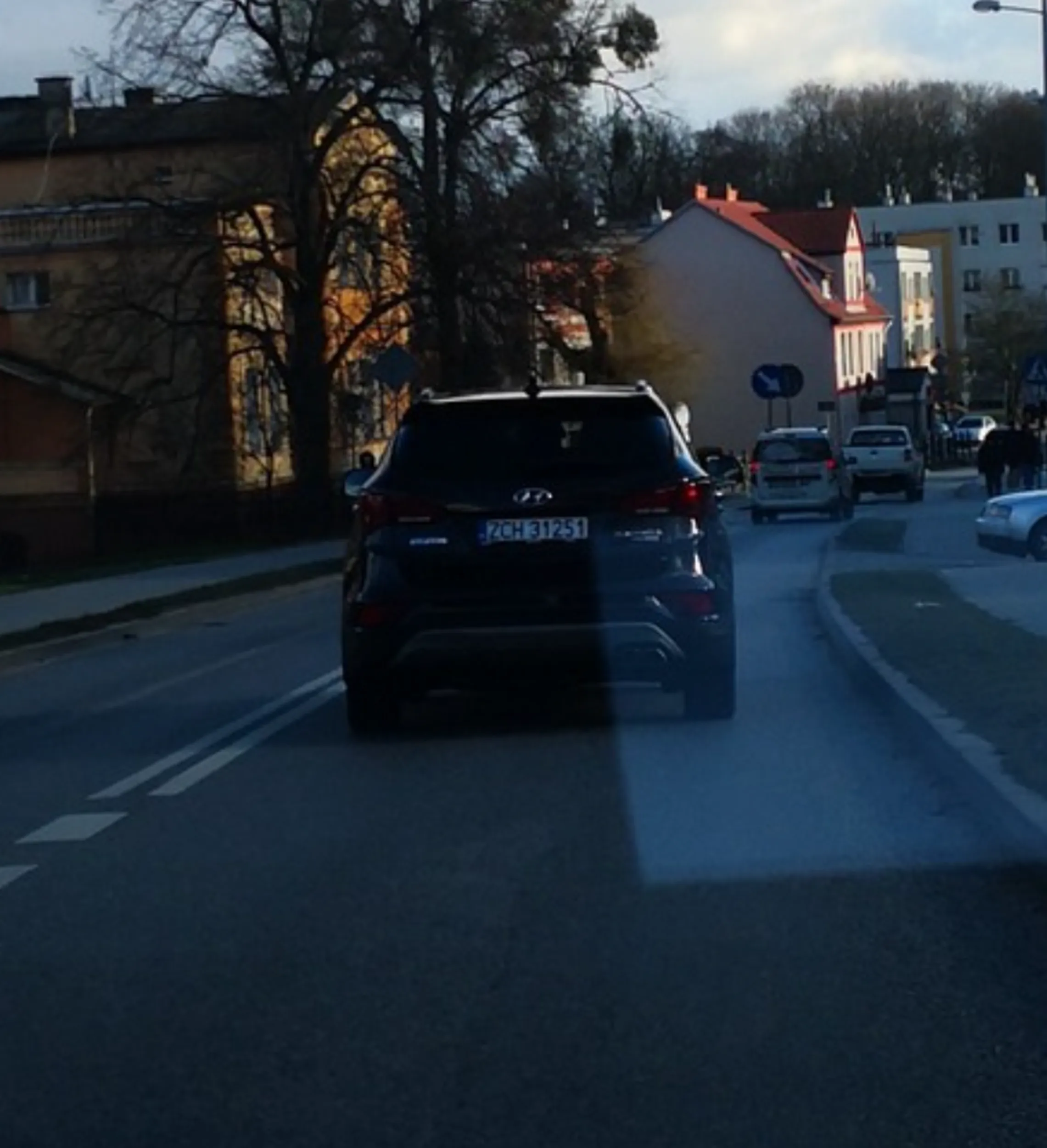 Kierujący pojazdem wyrzuca butelki z moczem przez okno.