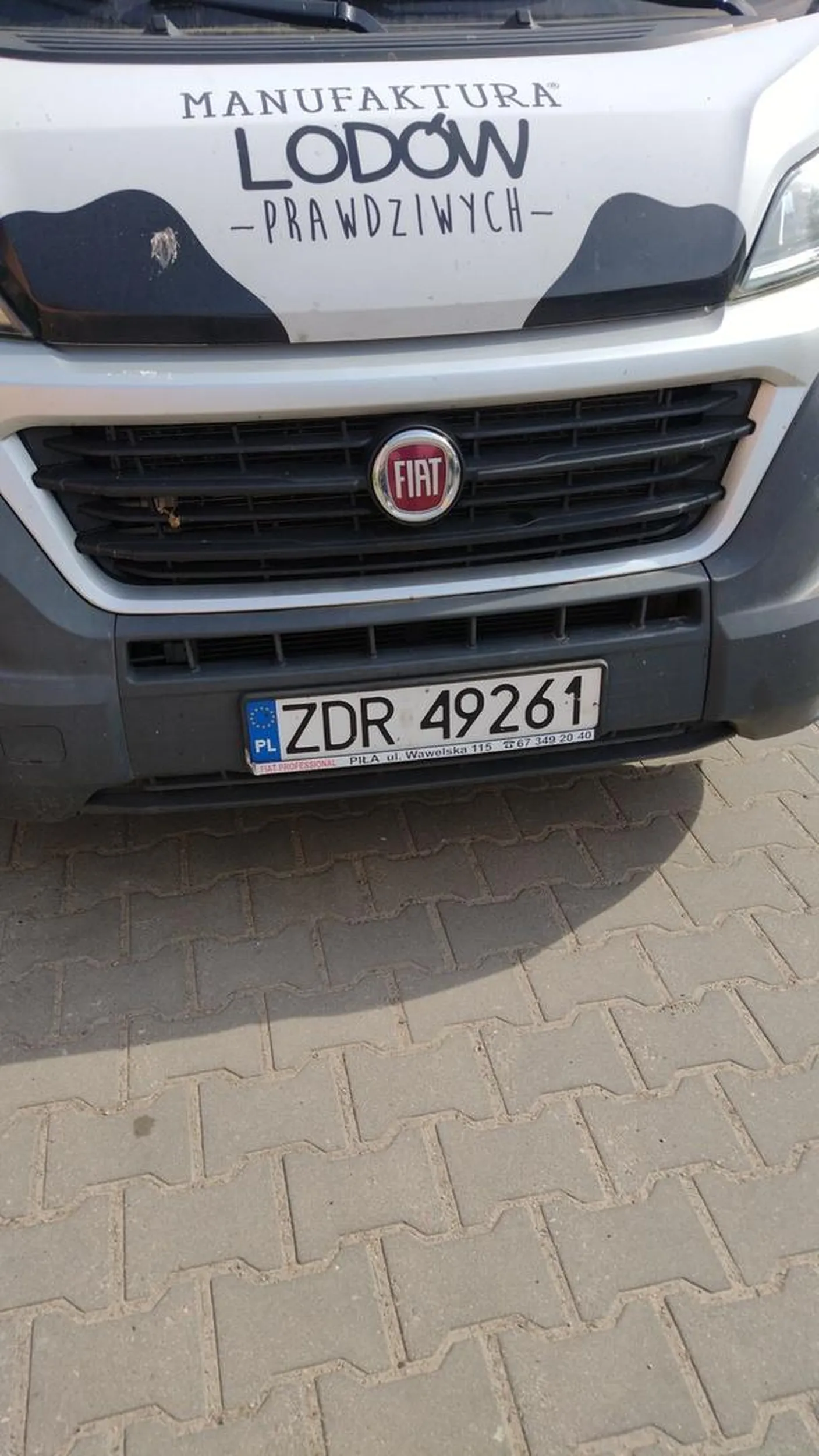 Pani dobrze kręci loda tylko nie umie stać na parkingu