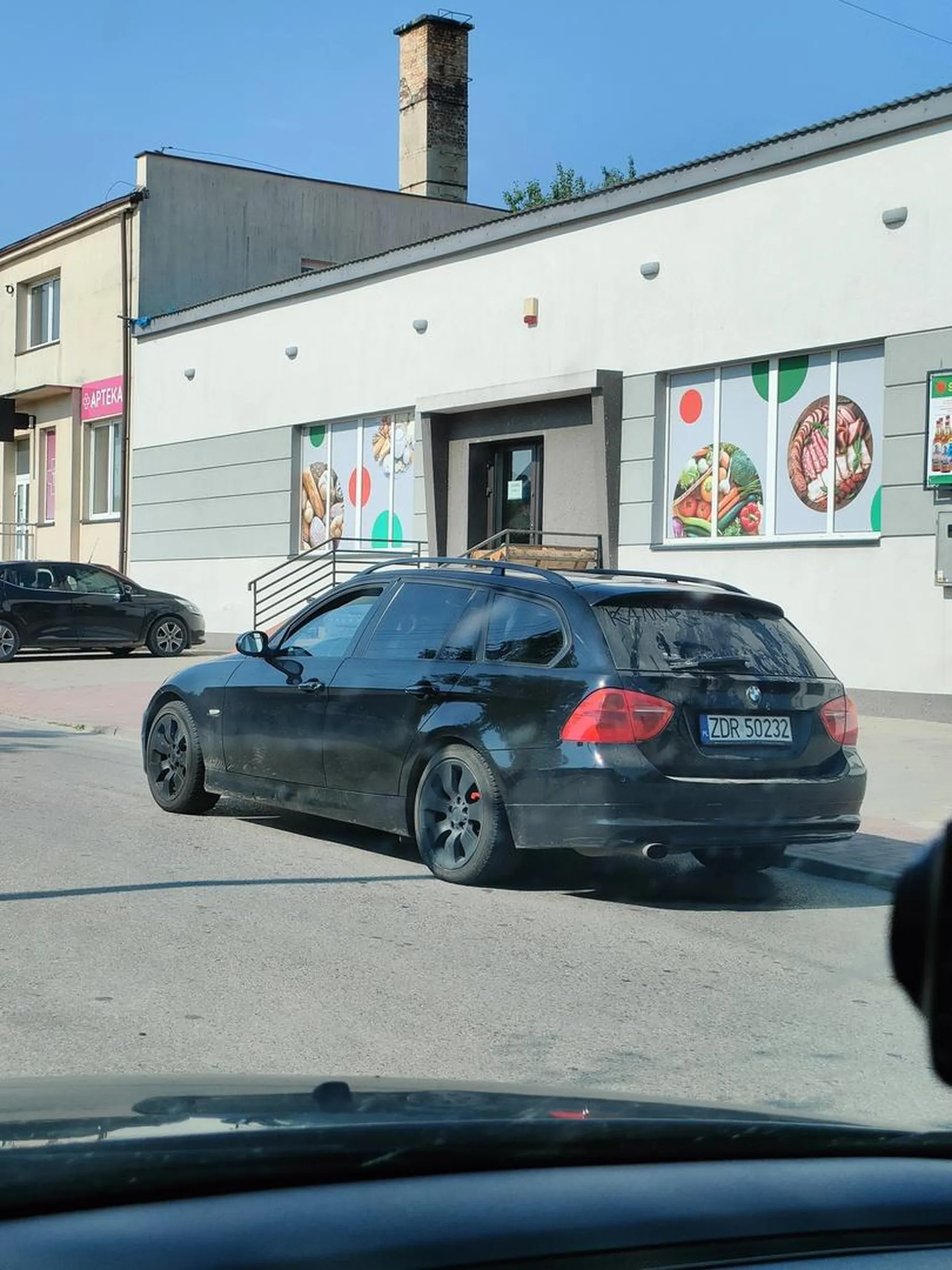 Blondynka parkuje na zakazie, blokując cały pas ruchu. Brak zakazu parkowania jest po drugiej stronie ulicy gdzie stał samochód - utrudniło to przejazd. Obok był też pusty parking pod sklepem. Brak myślenia.