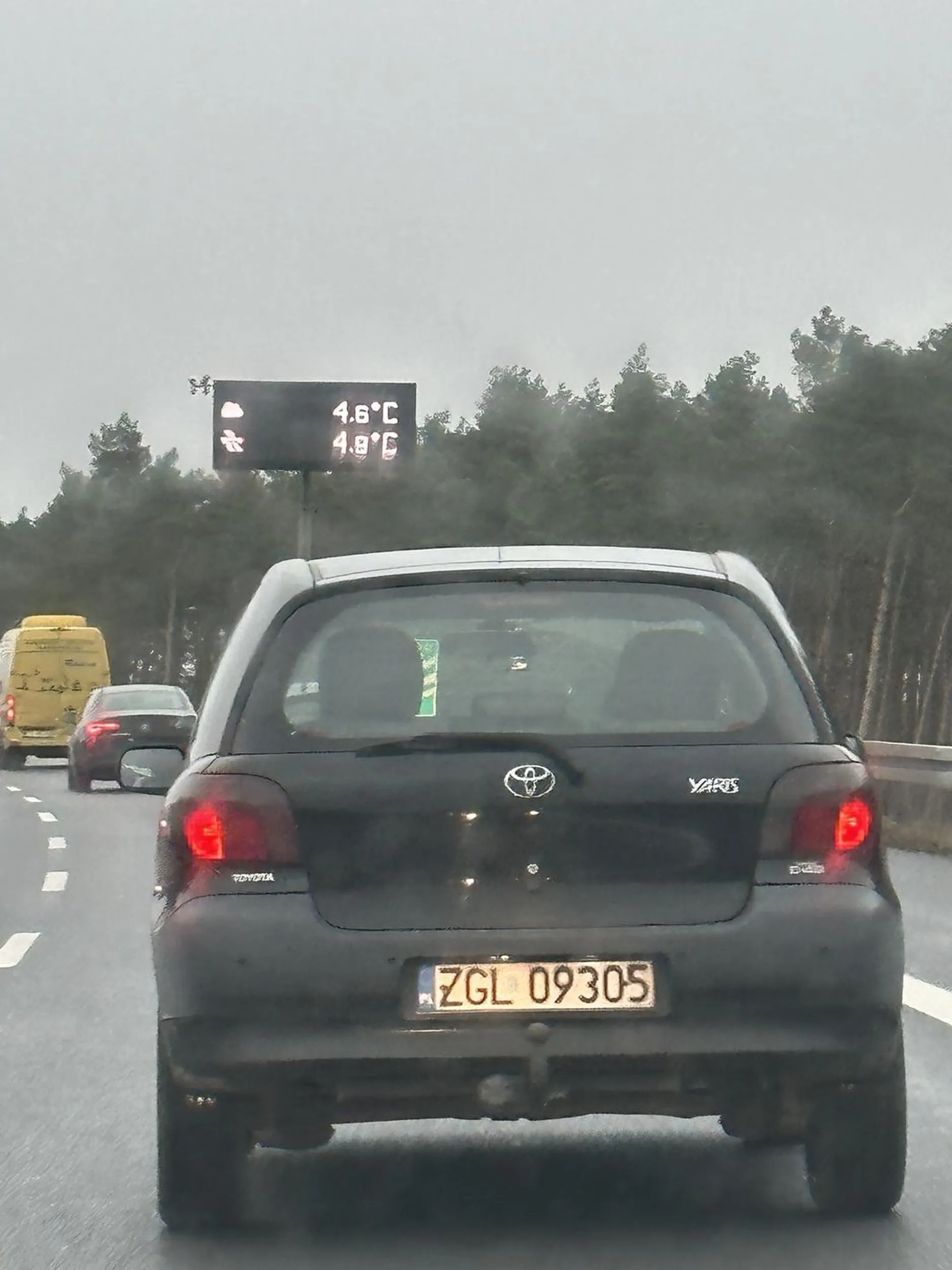 Kierowca chyba nienormalny, 90km/h na autostradzie cała drogę
