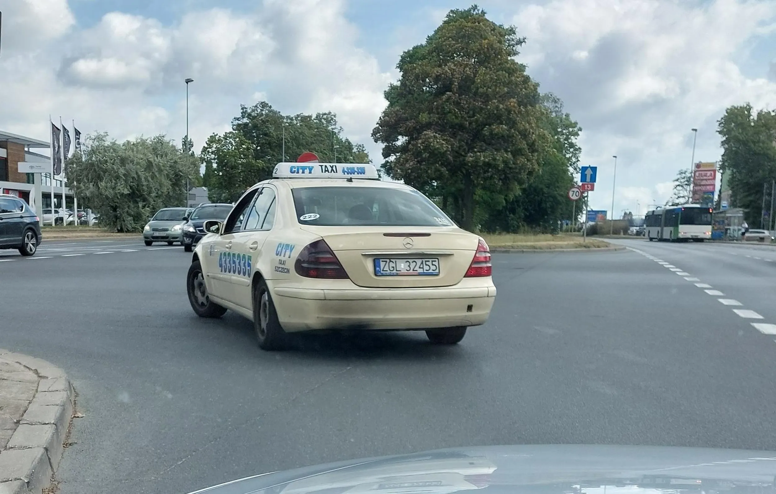 Kłęby czarnego dymu za tym pojazdem się unoszą...