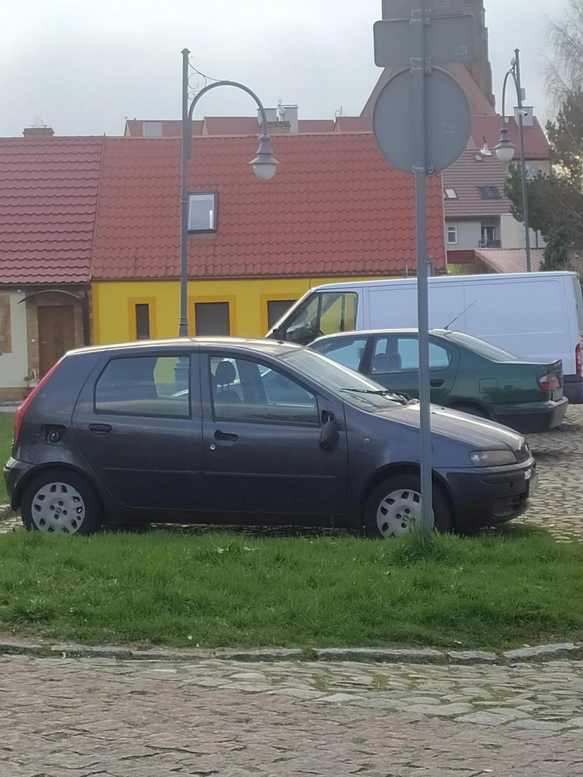 Proszę usunąć ten samochód z mojego miejsca parkingowego w chojnie