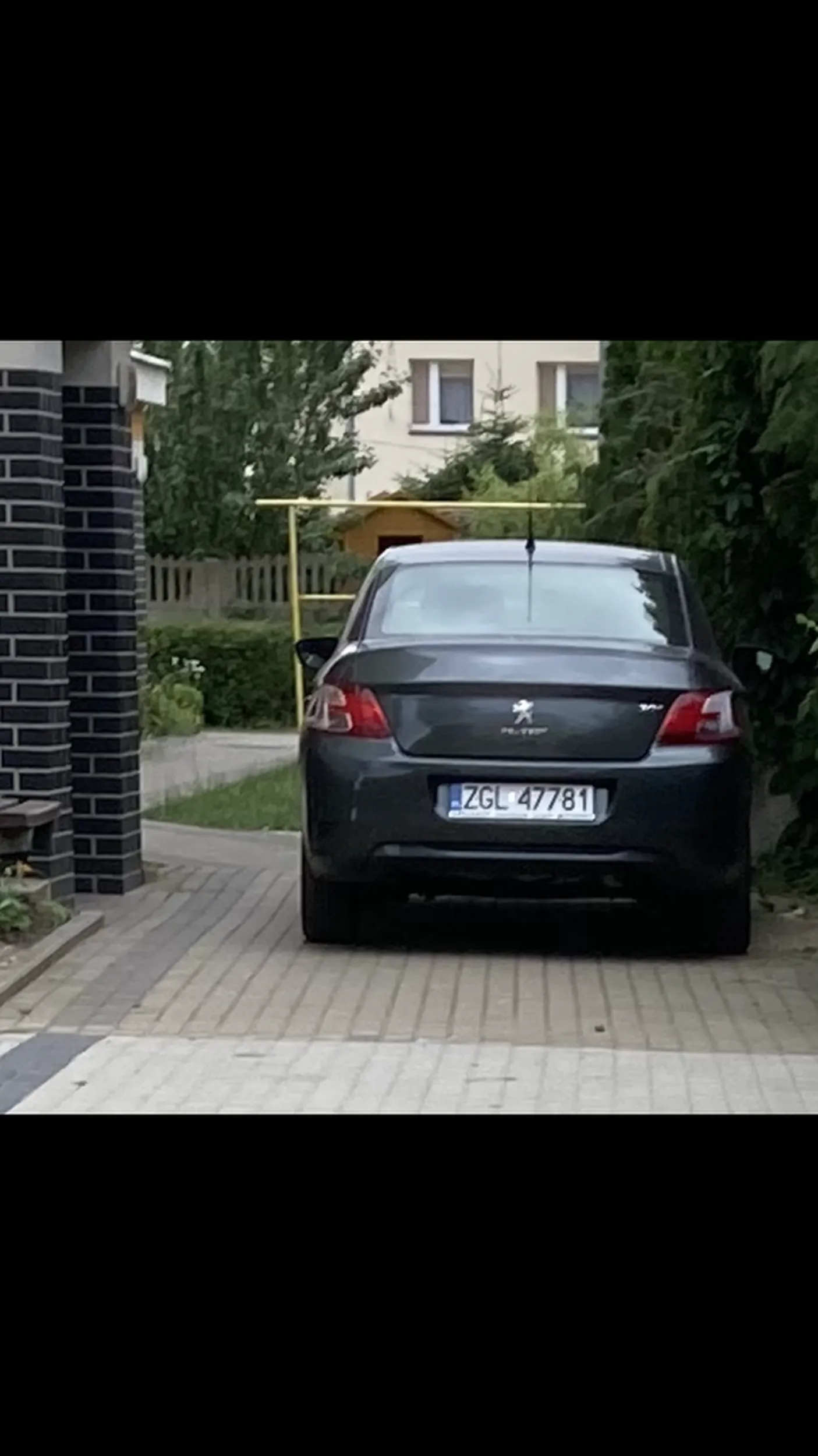 Typowy Heinrich ! Smród spalin na całej długości. Lubi stać z odpalonym dizlem po dwadzieścia minut z rurą wydechową w ganku.
