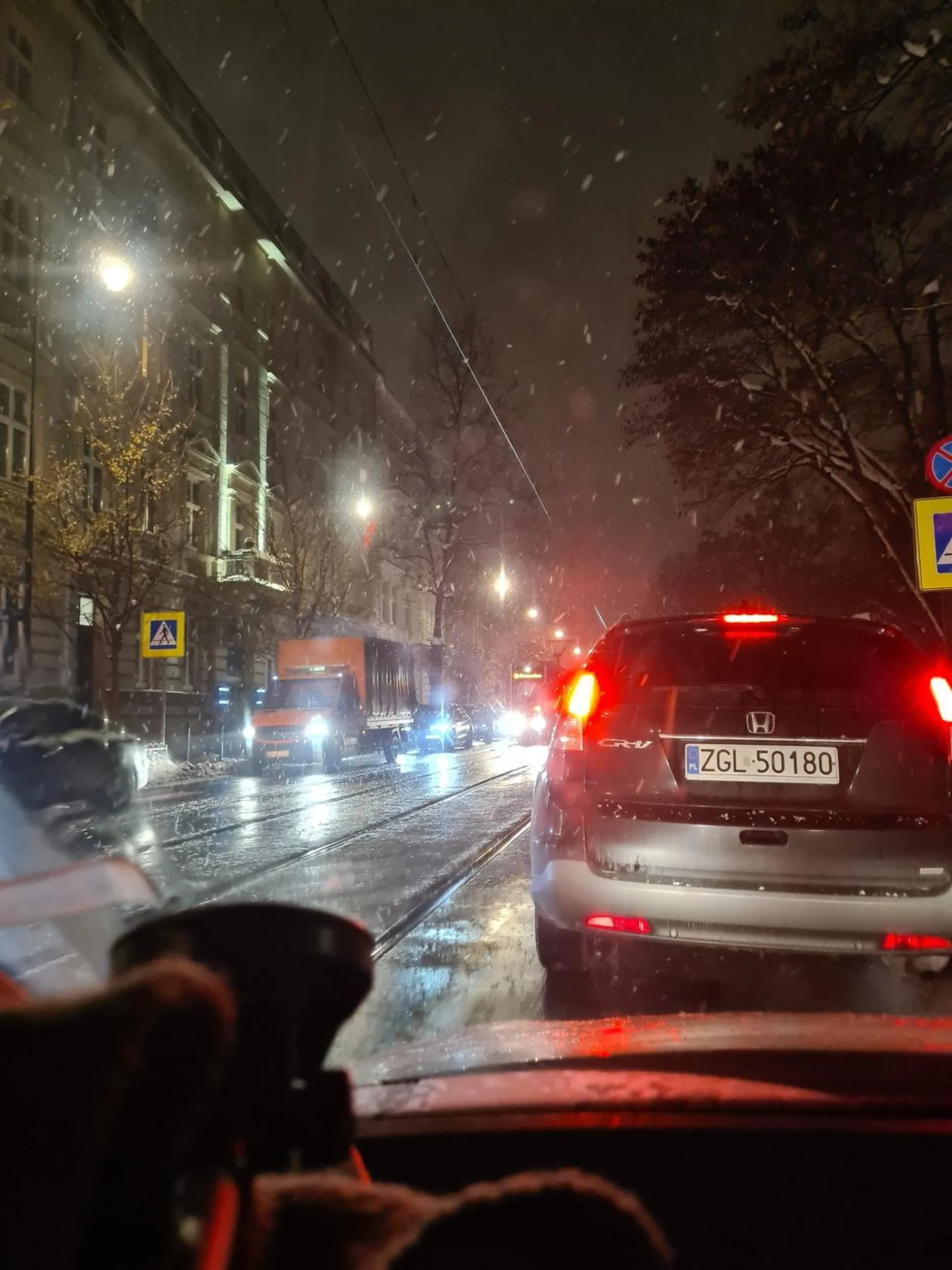 Kierowca jeździ niebezpiecznie i staje bez potrzeby. Nagle hamuje bez sensu.