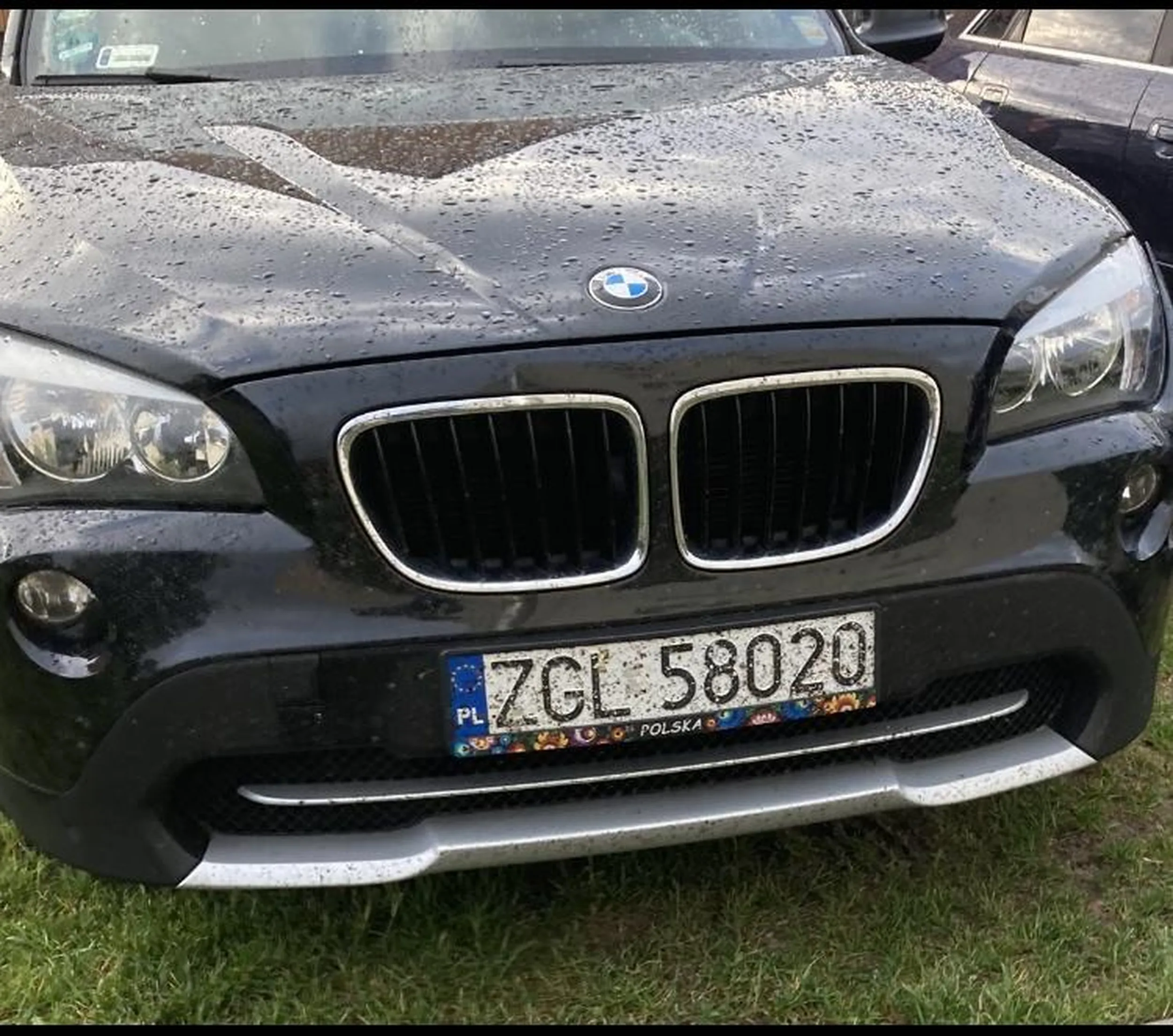 Niszczyciel zieleni! Samochód czysty, tablica brudna, by sys nie mógł czytać numerów