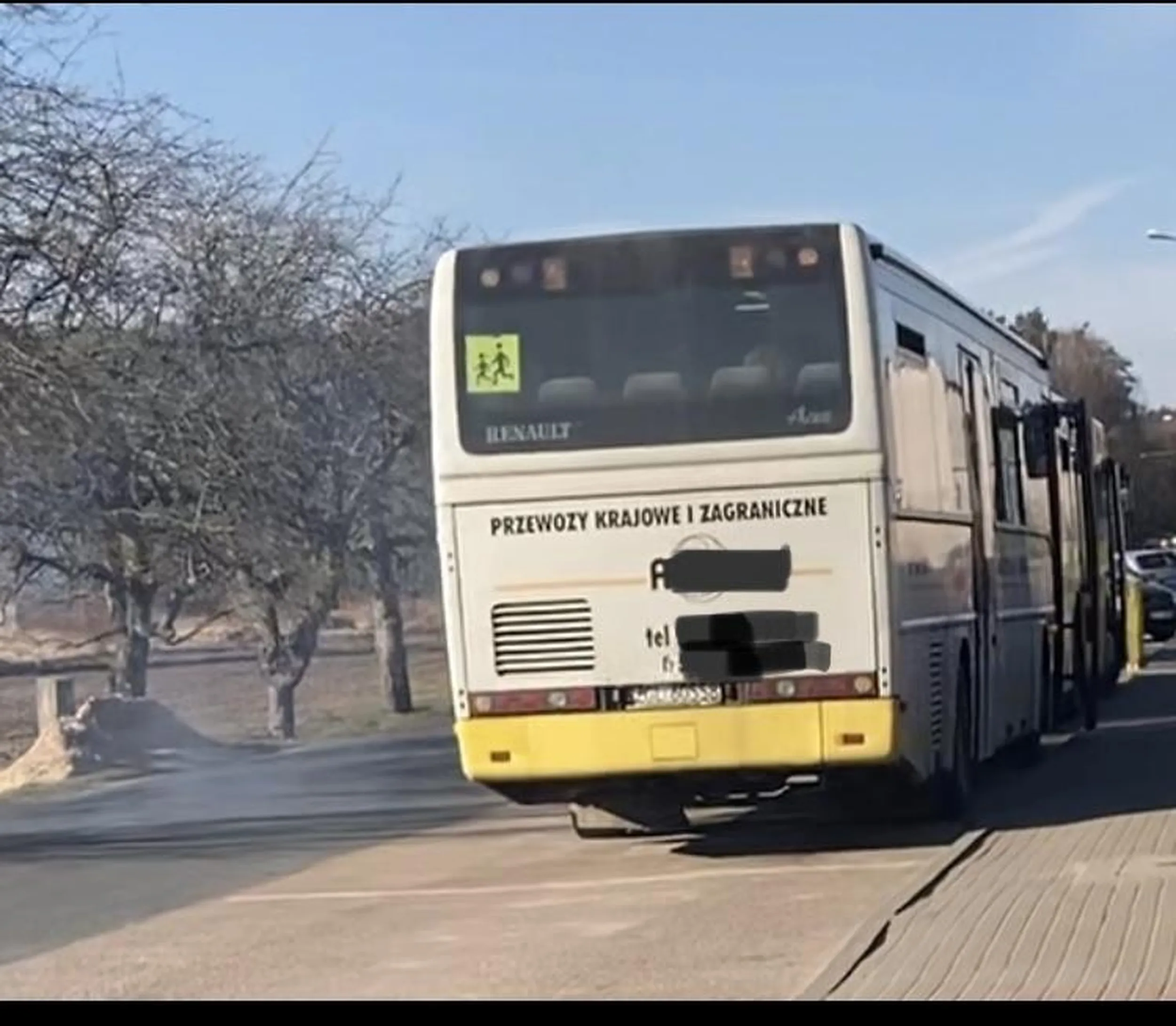 Na szczęście dla dzieci akurat wiatr wtedy wiał w drugą stronę. Kierowca to bezmózg lub r.onuca bo nigdy nie wyłączał silnika. (Pamiętajcie że spaliny odbierają nam 1,5 roku życia z naszego kalendarza). Właściciel tego „autokaru dla dzieci” to jakiś biedak ciułający na kredyt a dyrektor tej szkoły to chyba koleś ?!