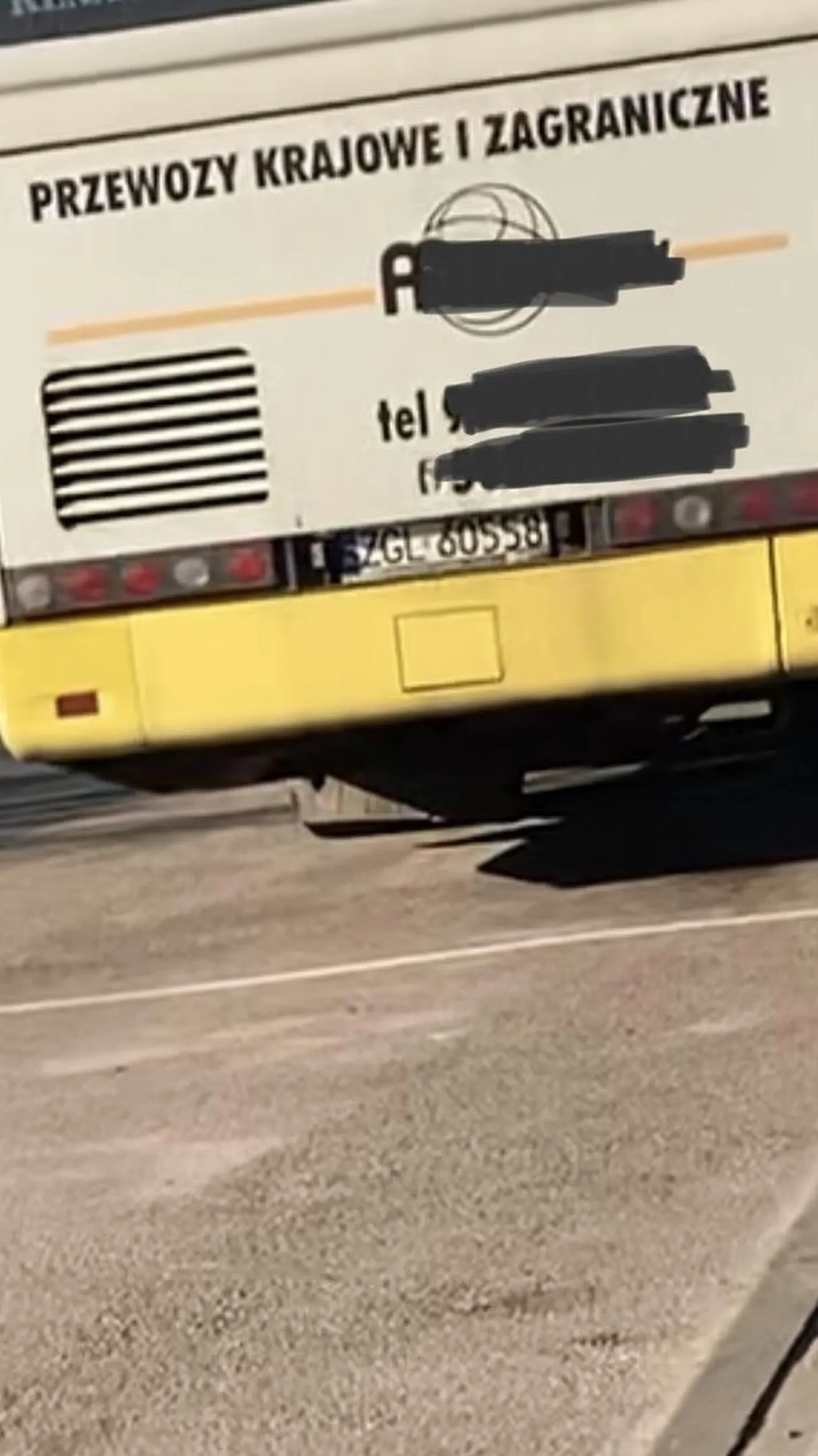 Na szczęście dla dzieci akurat wiatr wtedy wiał w drugą stronę. Kierowca to bezmózg lub r.onuca bo nigdy nie wyłączał silnika. (Pamiętajcie że spaliny odbierają nam 1,5 roku życia z naszego kalendarza). Właściciel tego „autokaru dla dzieci” to jakiś biedak ciułający na kredyt a dyrektor tej szkoły to chyba koleś ?!